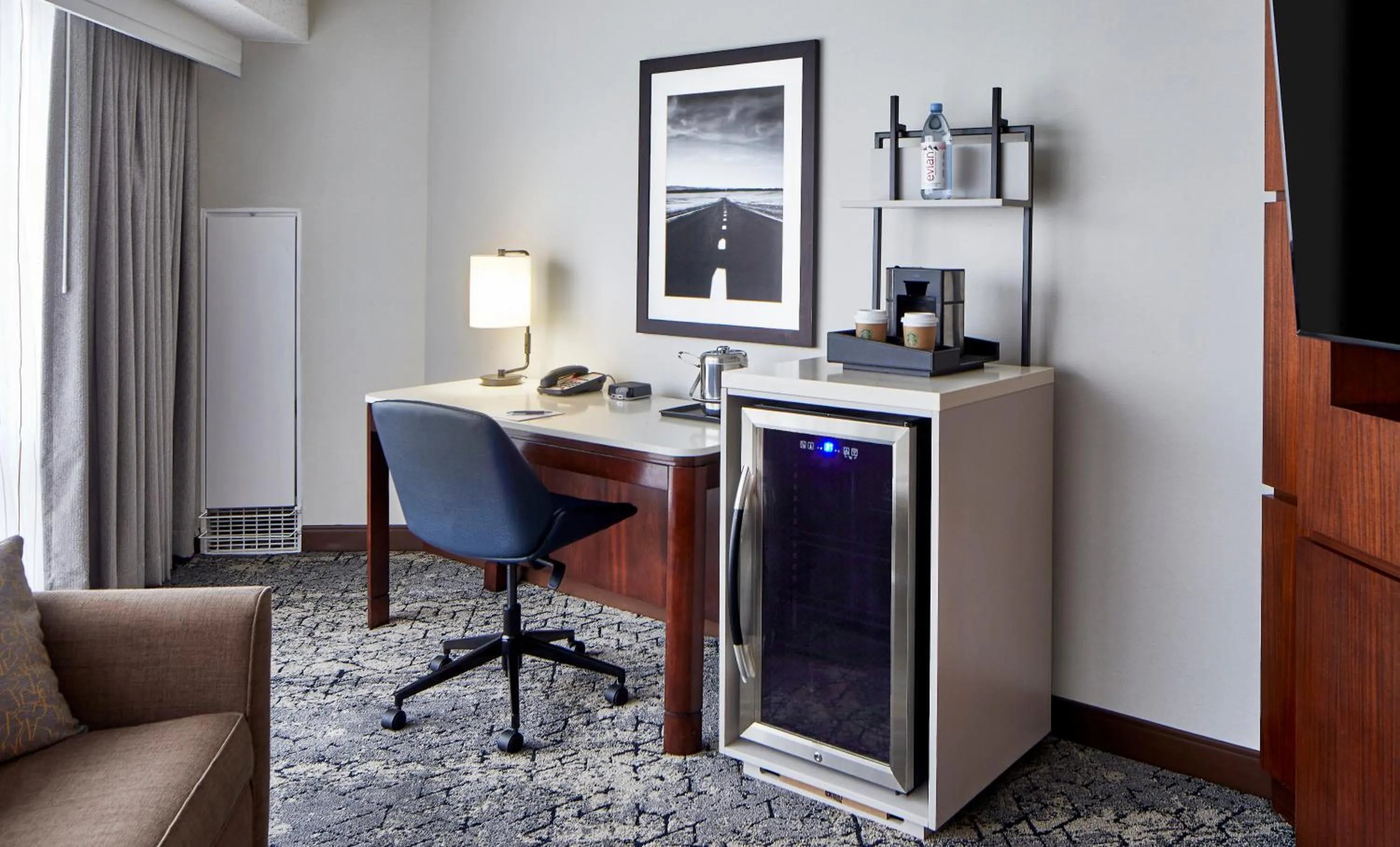Living room in Sheraton Indianapolis Hotel at Keystone Crossing