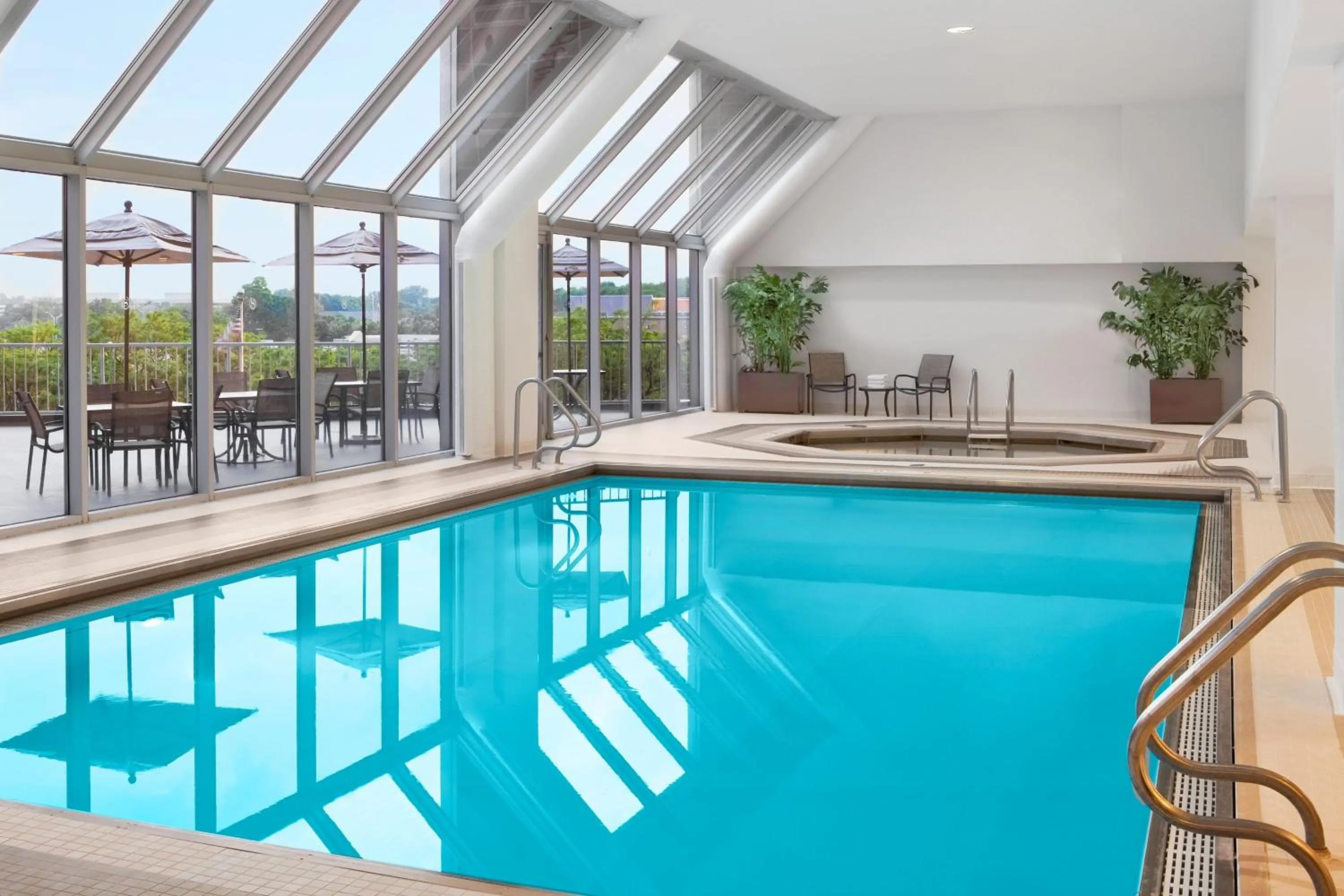Swimming pool in Sheraton Indianapolis Hotel at Keystone Crossing