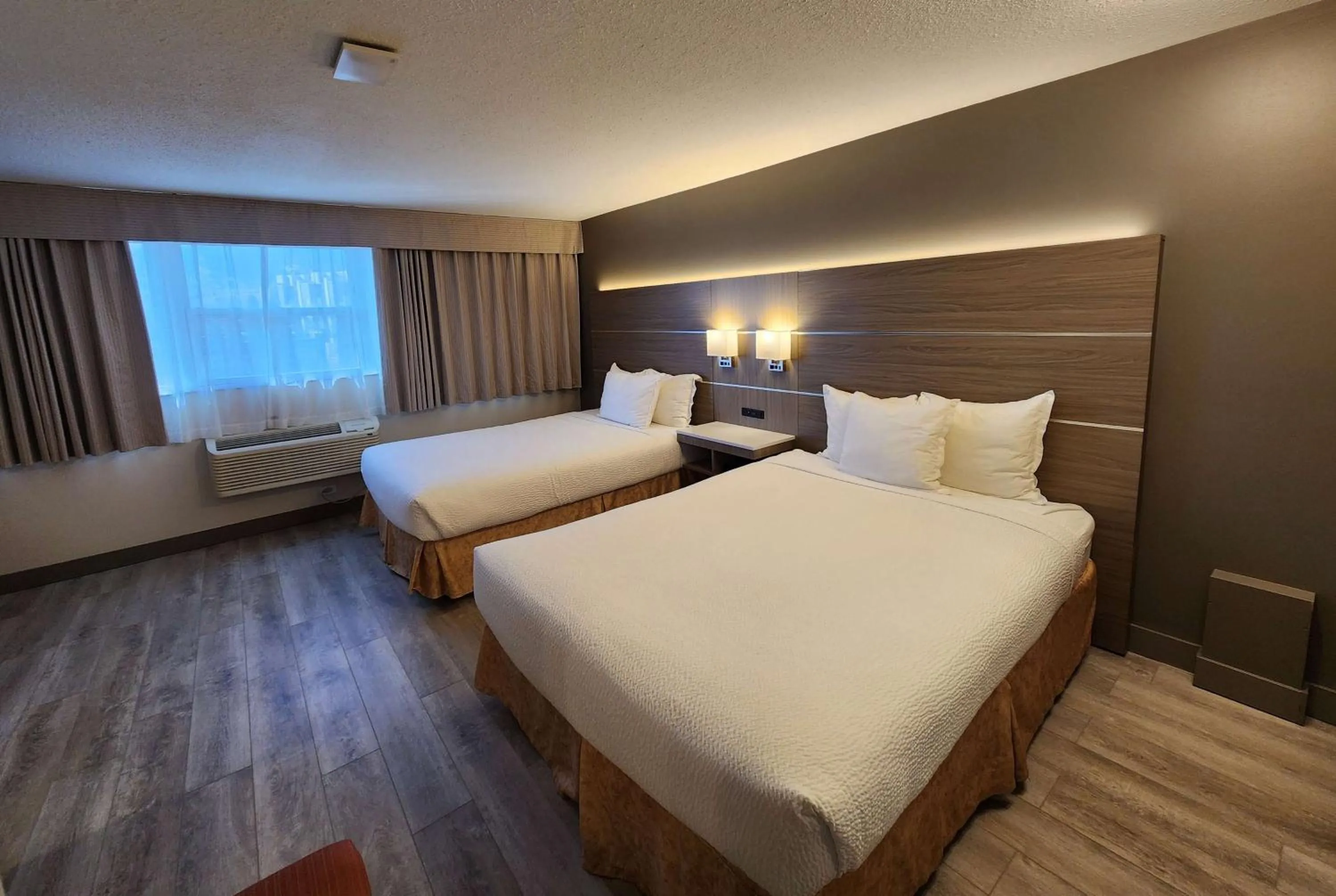 Photo of the whole room, Bed in Days Inn by Wyndham Penticton Conference Centre