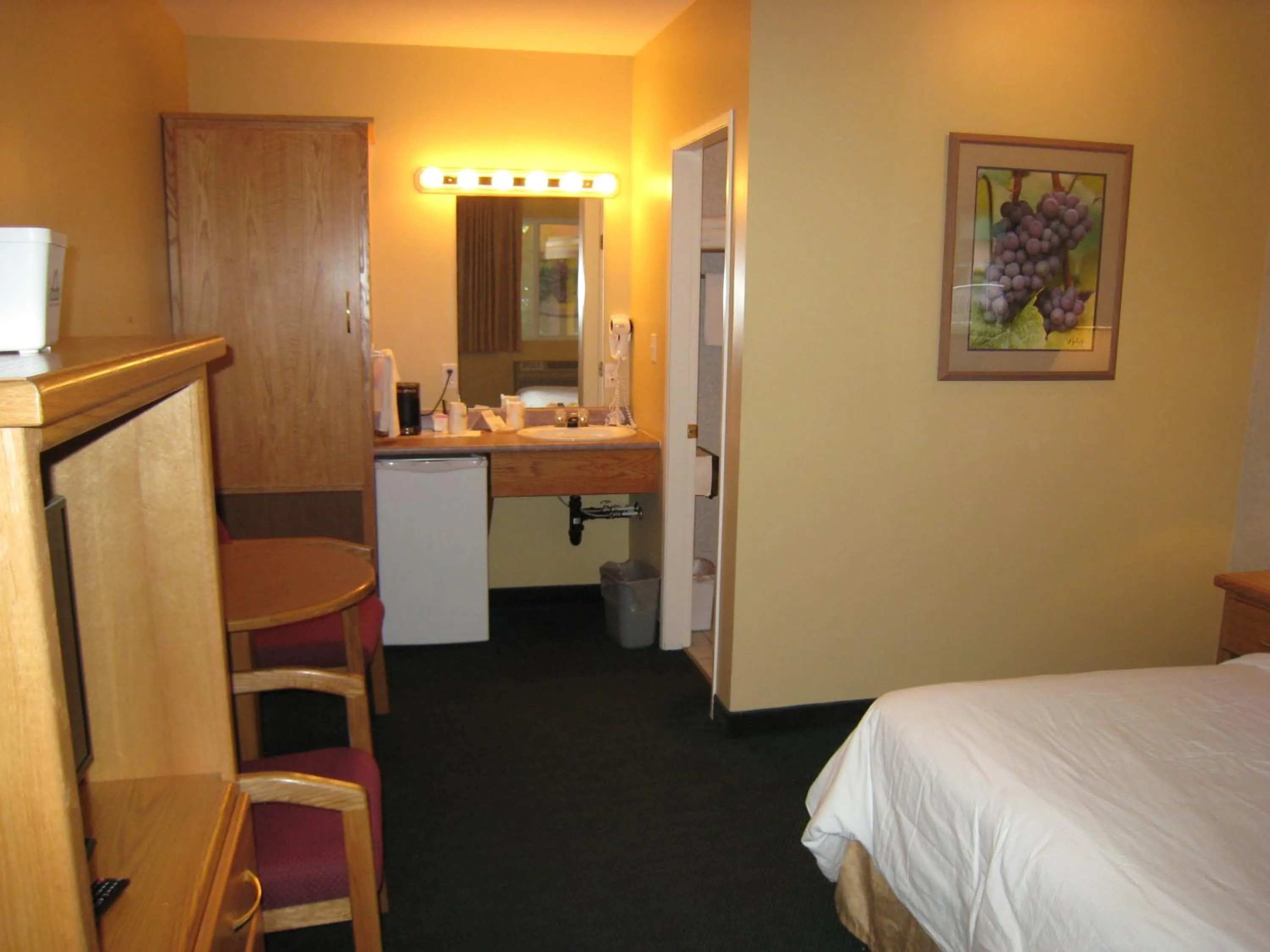 Bedroom, Bed in Days Inn by Wyndham Penticton Conference Centre