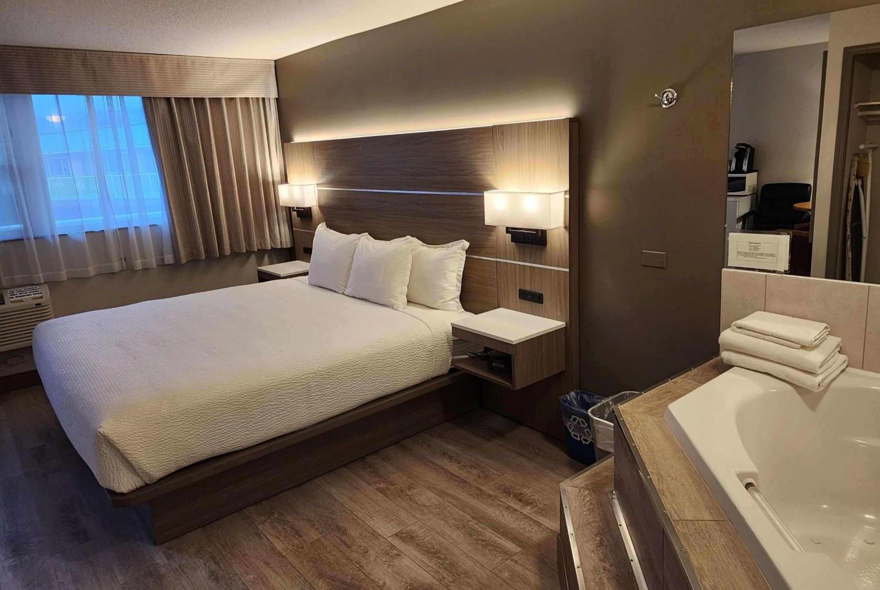 Photo of the whole room, Bed in Days Inn by Wyndham Penticton Conference Centre