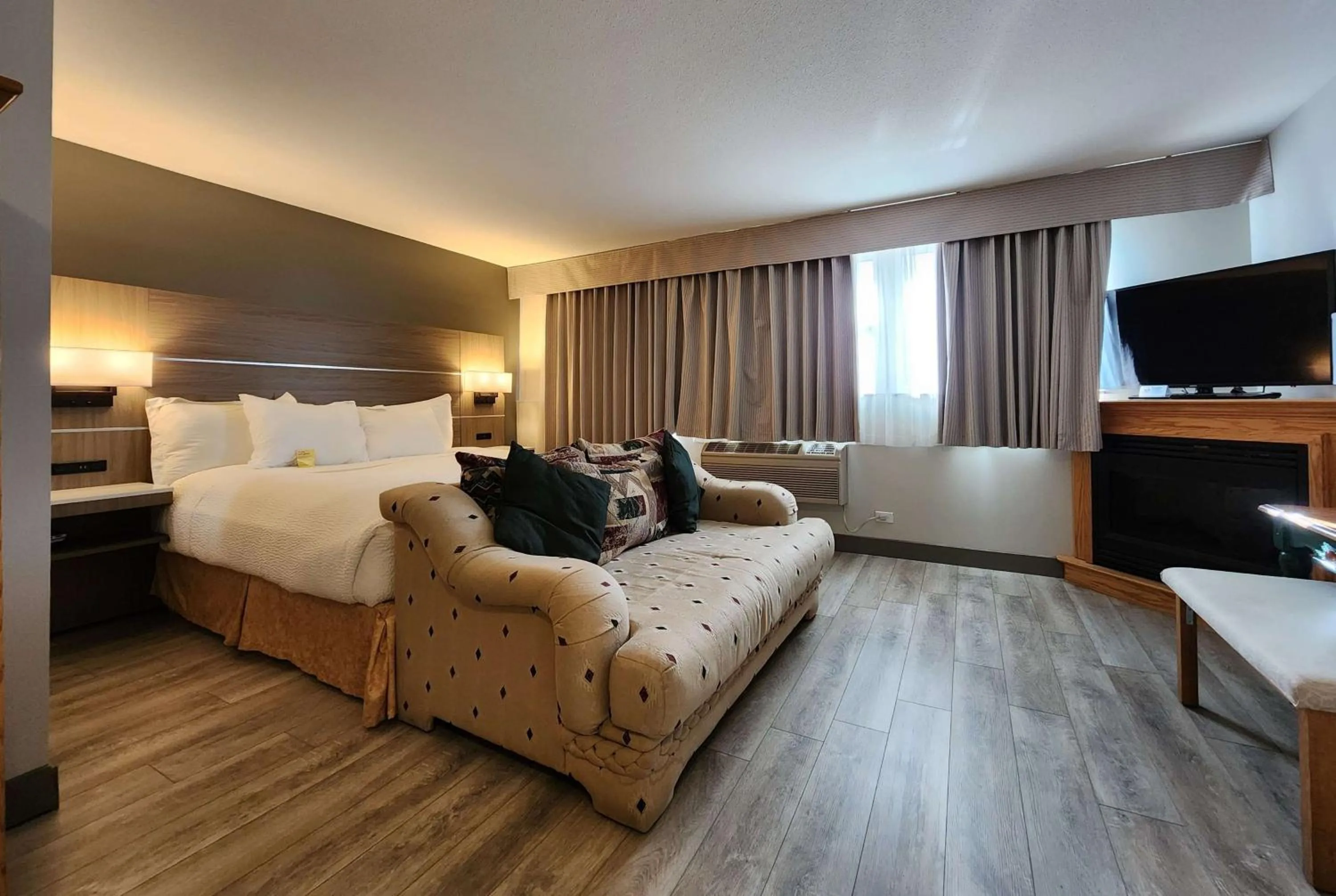 Photo of the whole room, Bed in Days Inn by Wyndham Penticton Conference Centre