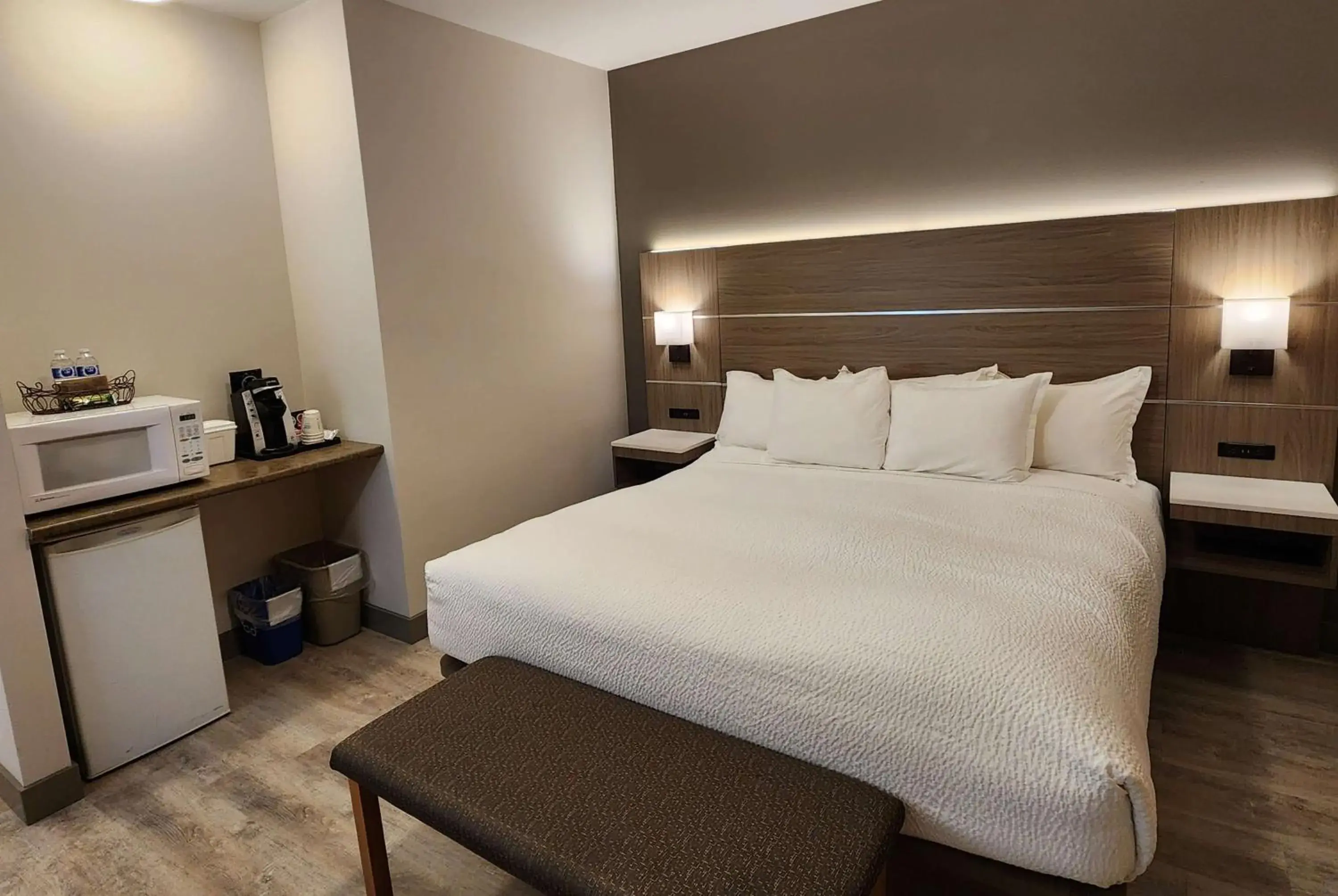 Business King Room - Non-Smoking in Days Inn by Wyndham Penticton Conference Centre Business King Room - Non-Smoking in Days Inn by Wyndham Penticton Conference Centre