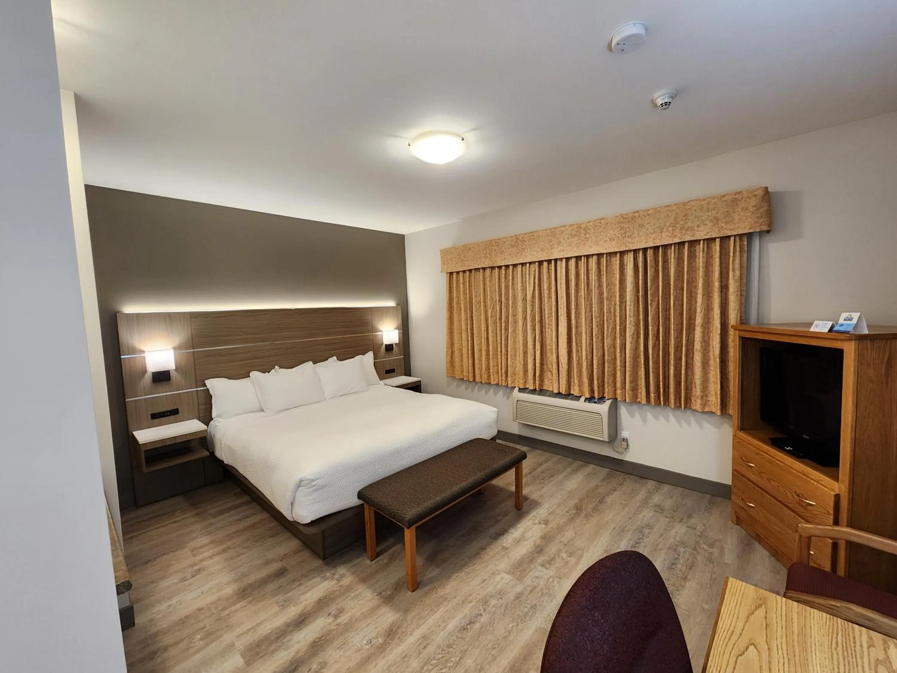 Bedroom, Bed in Days Inn by Wyndham Penticton Conference Centre