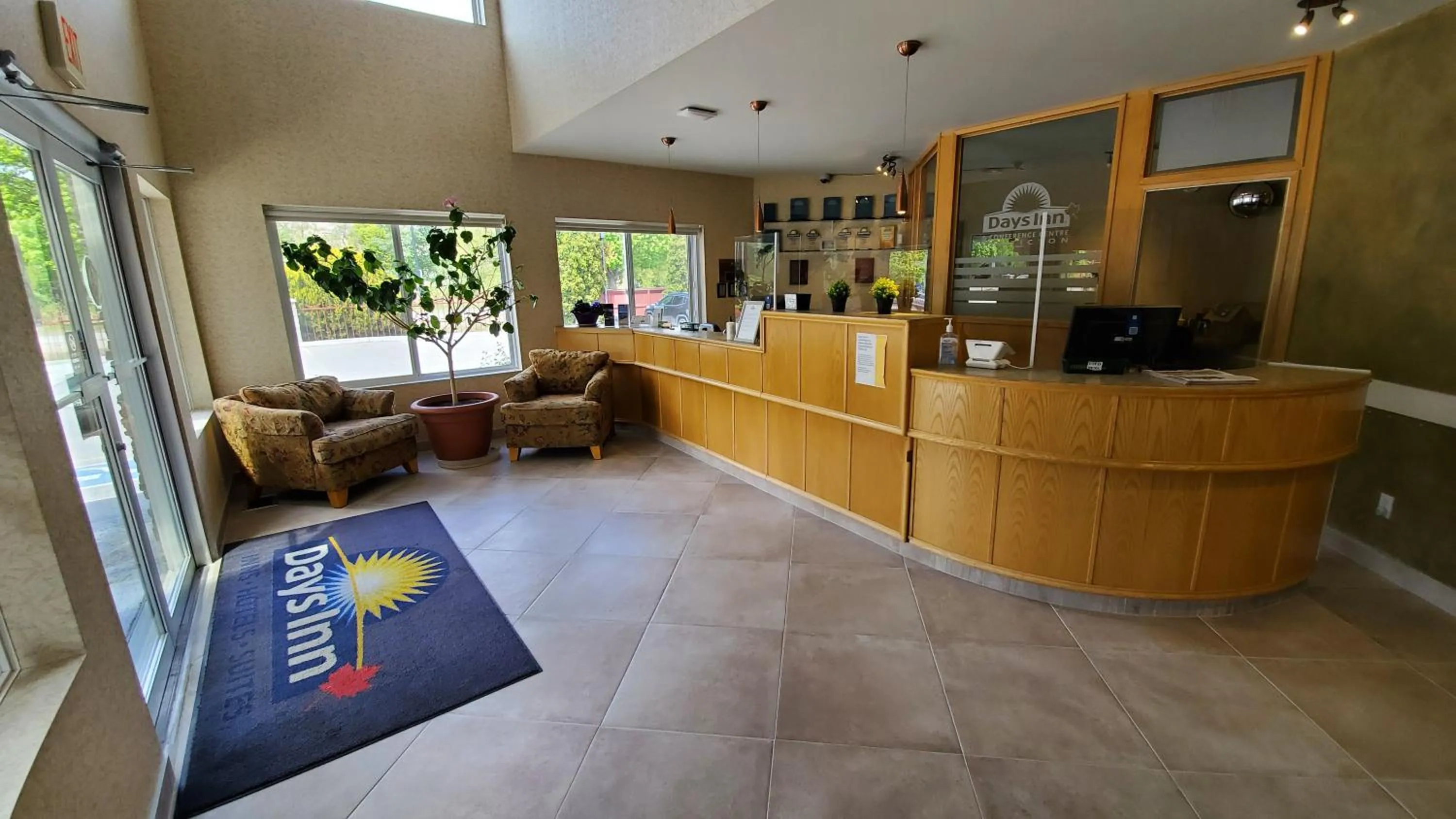 Lobby or reception in Days Inn by Wyndham Penticton Conference Centre