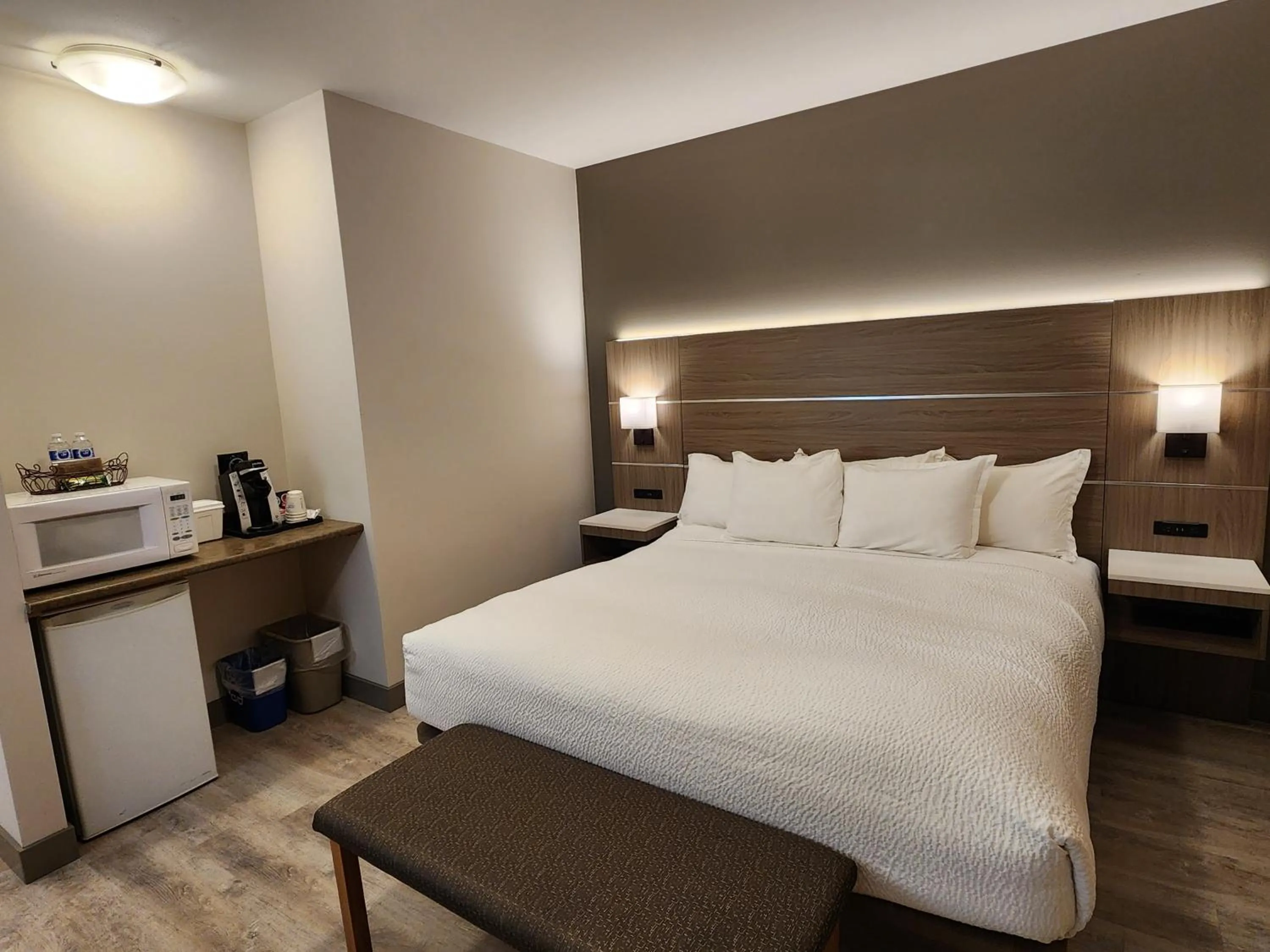 Bedroom, Bed in Days Inn by Wyndham Penticton Conference Centre