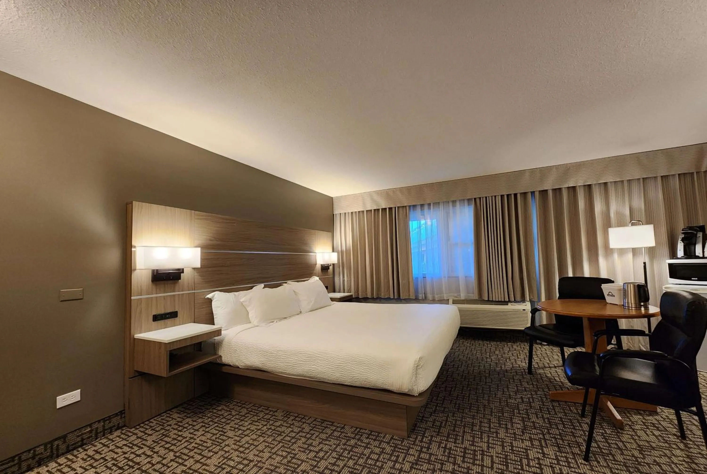 Photo of the whole room, Bed in Days Inn by Wyndham Penticton Conference Centre