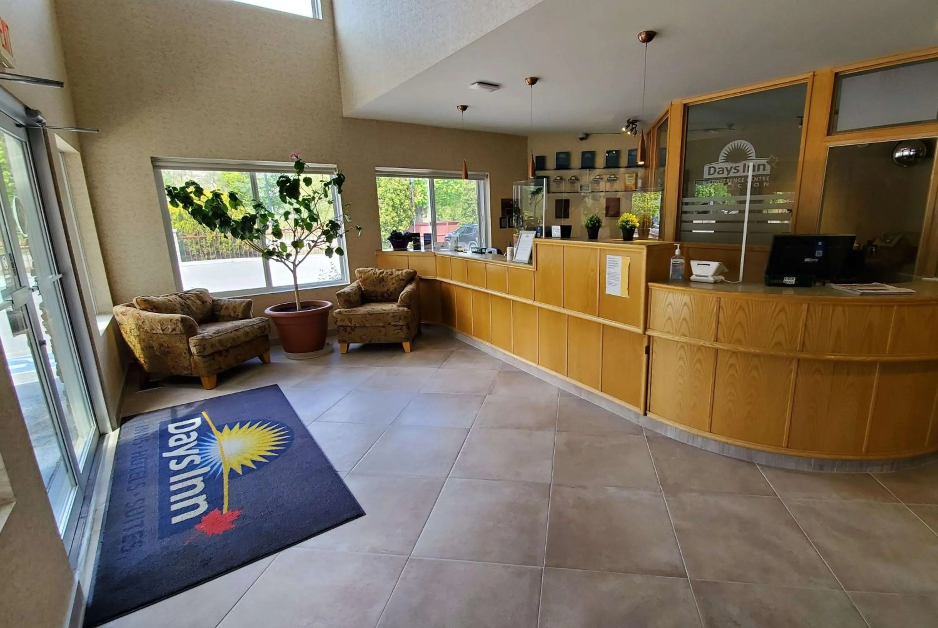 Lobby or reception in Days Inn by Wyndham Penticton Conference Centre