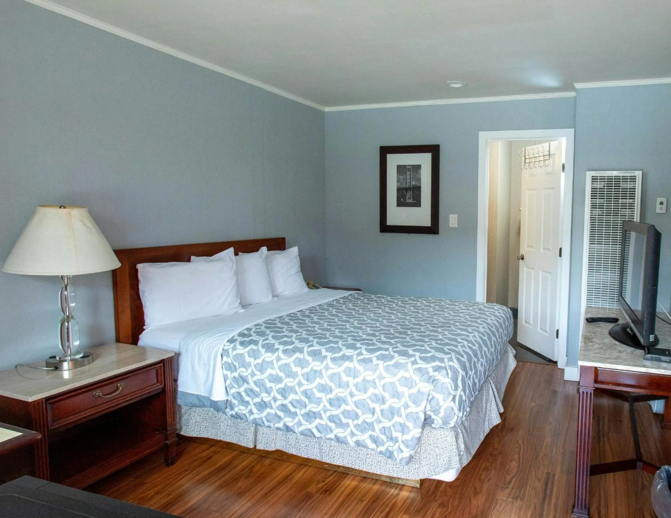 Photo of the whole room, Bed in Pacific Heights Inn