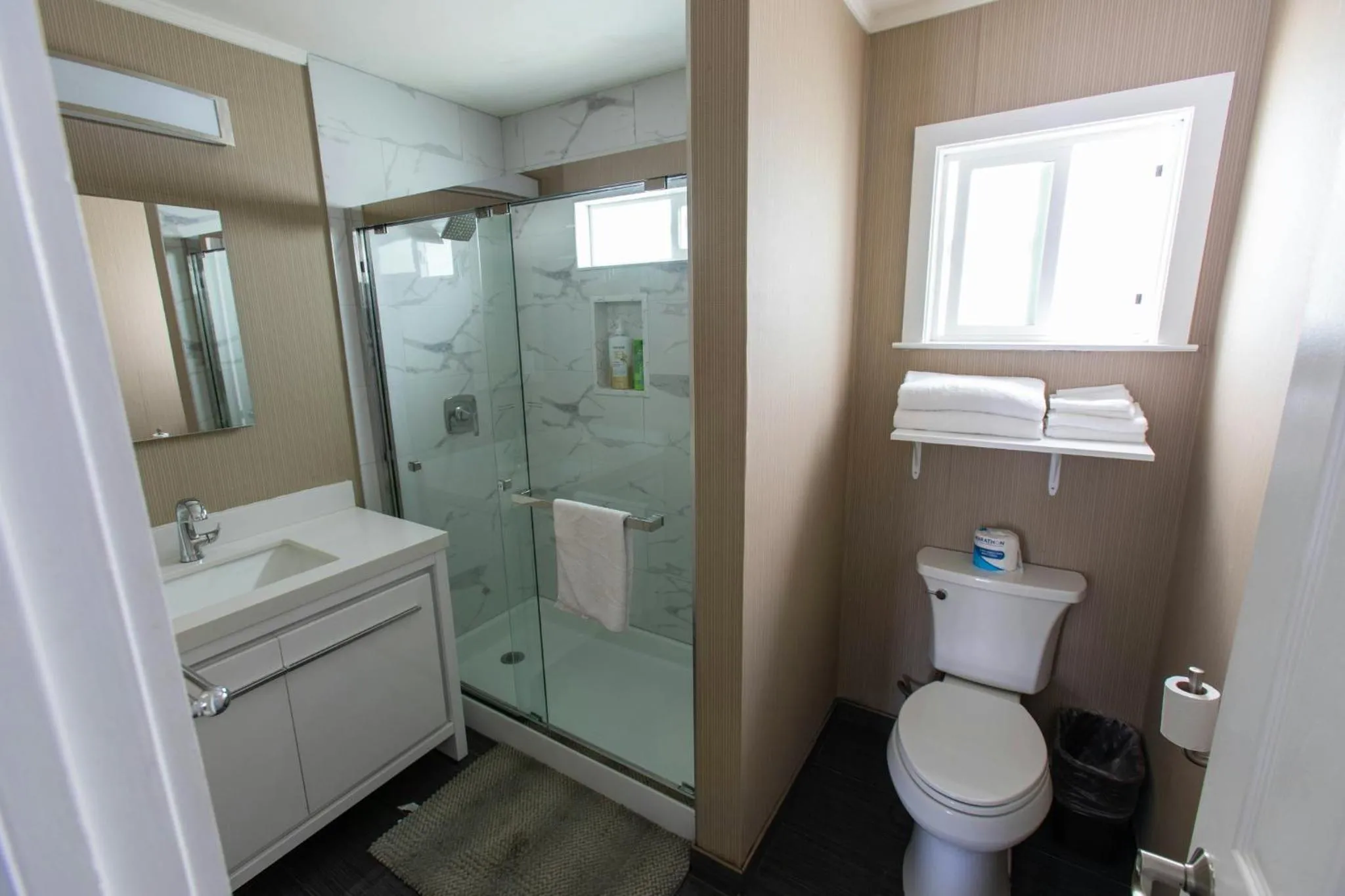 Bathroom in Pacific Heights Inn