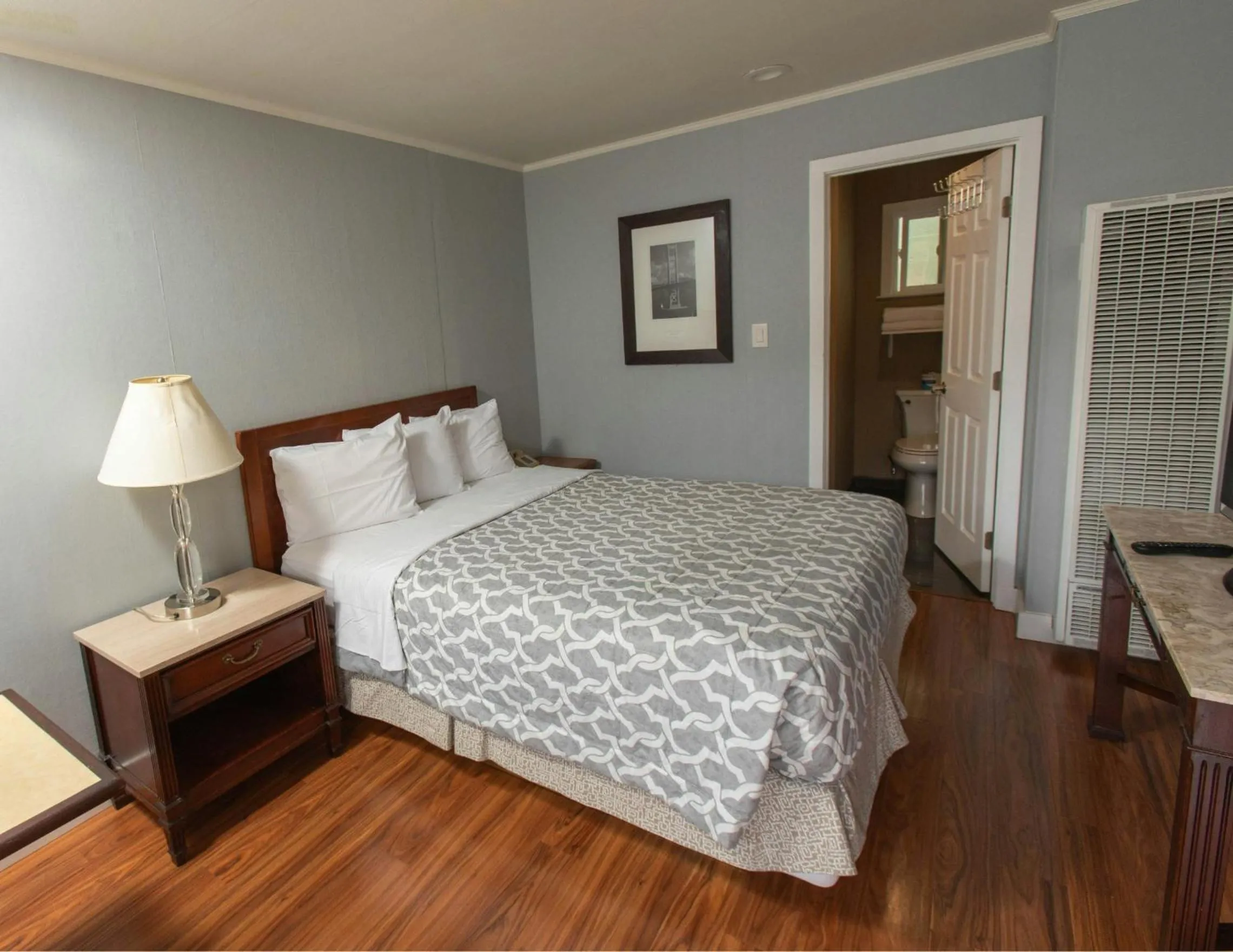 Photo of the whole room, Bed in Pacific Heights Inn