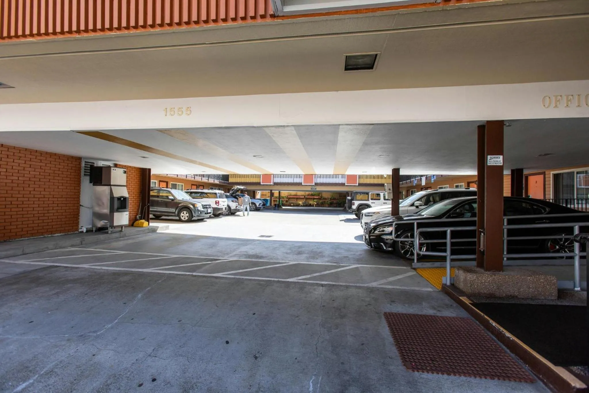 Property building in Pacific Heights Inn