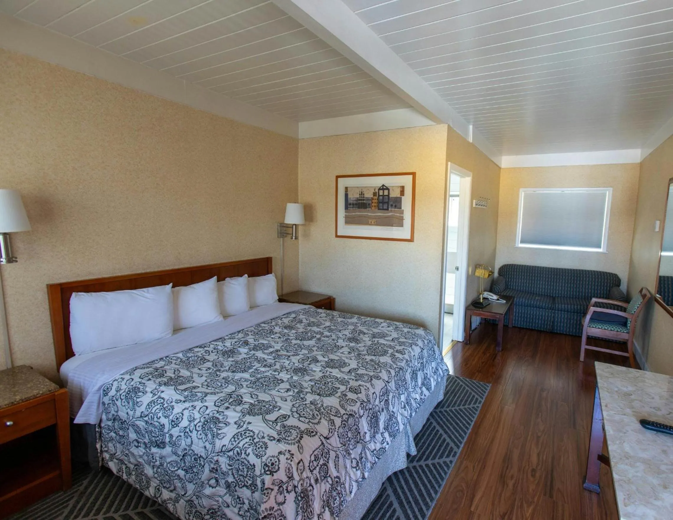 Photo of the whole room, Bed in Pacific Heights Inn
