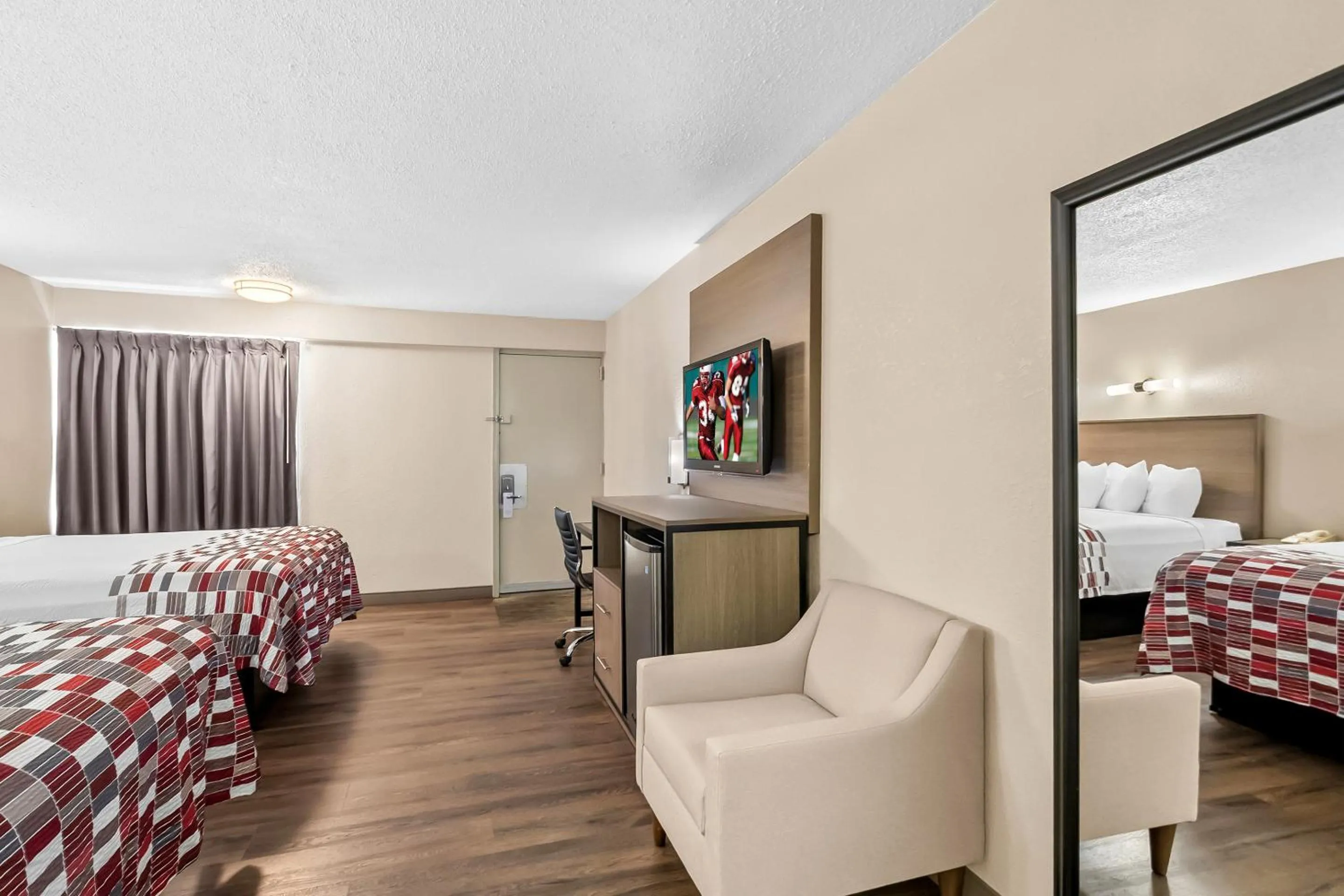 Photo of the whole room, Bed in Red Roof Inn Washington, DC