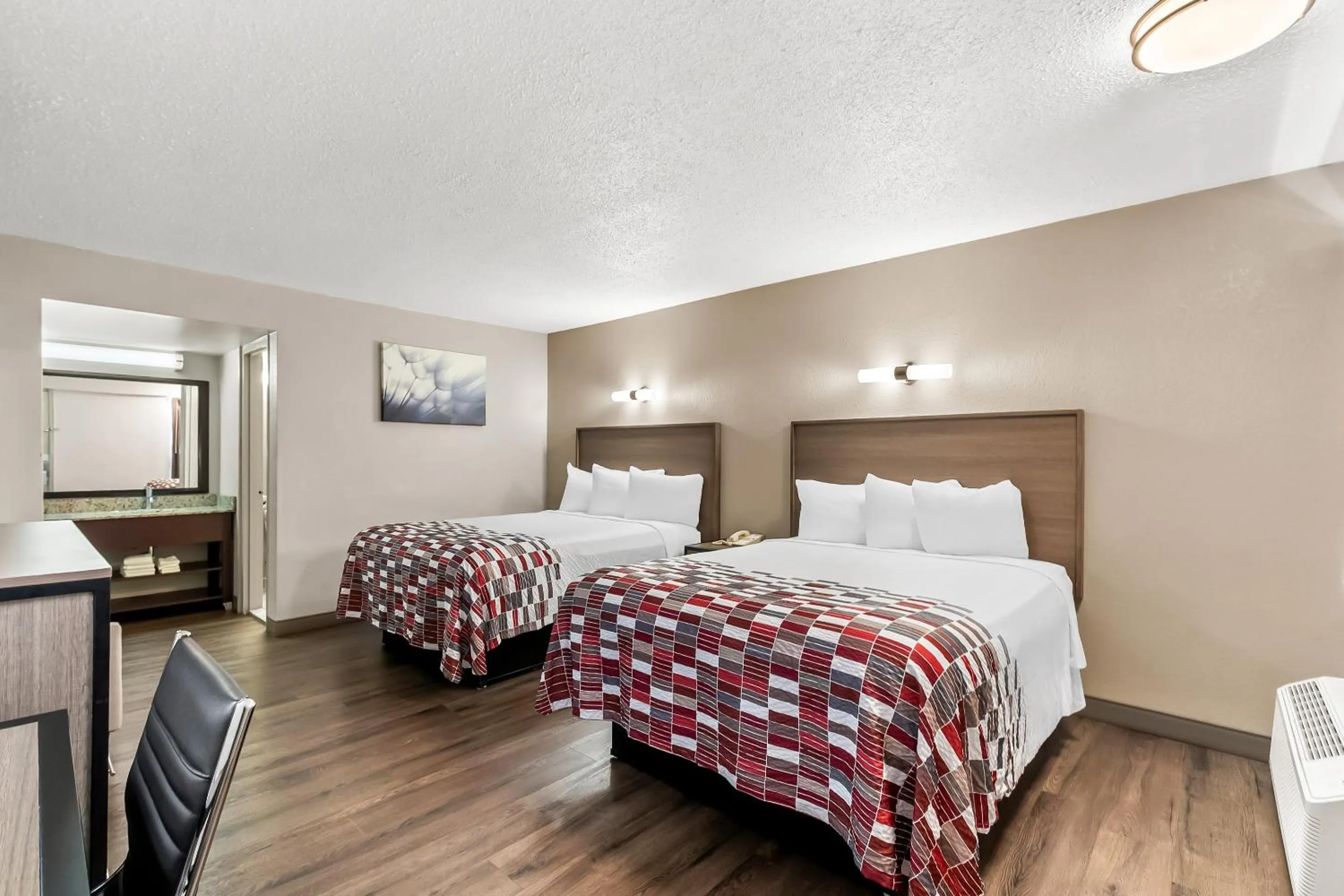 Photo of the whole room, Bed in Red Roof Inn Washington, DC