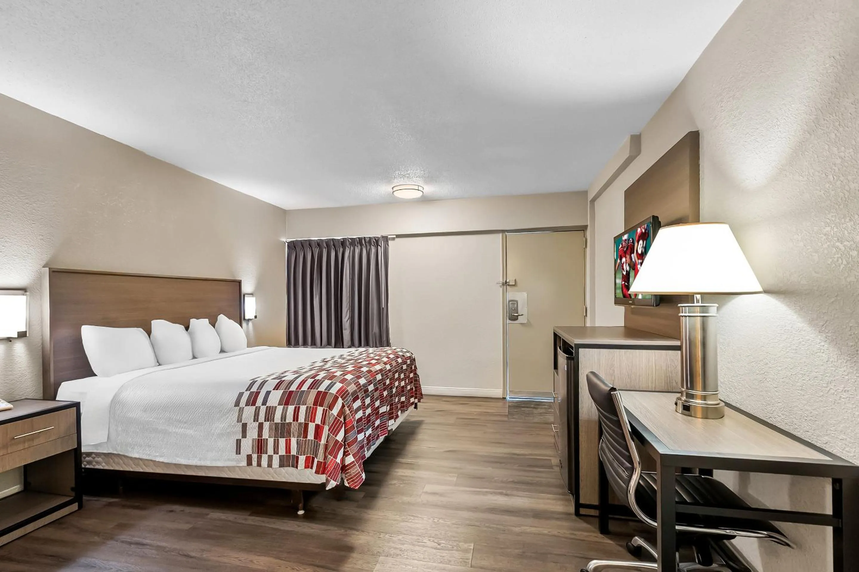 Photo of the whole room, Bed in Red Roof Inn Washington, DC