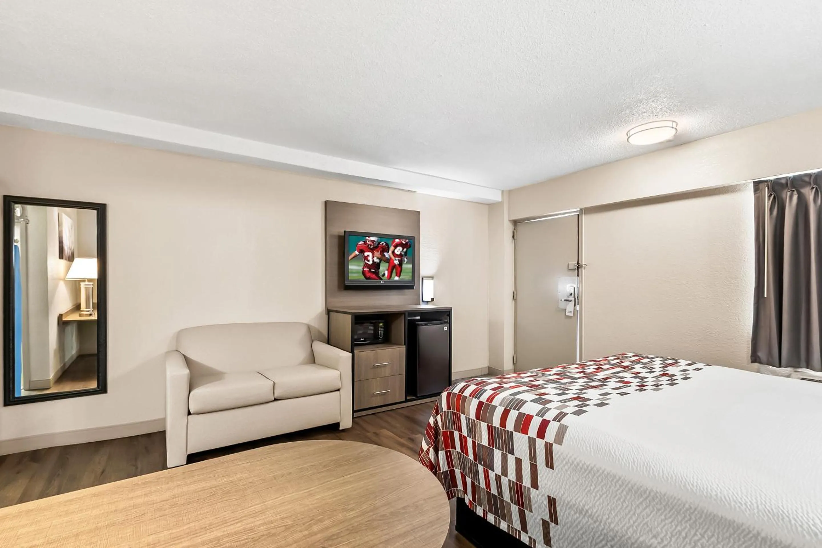 Bedroom, Bed in Red Roof Inn Washington, DC