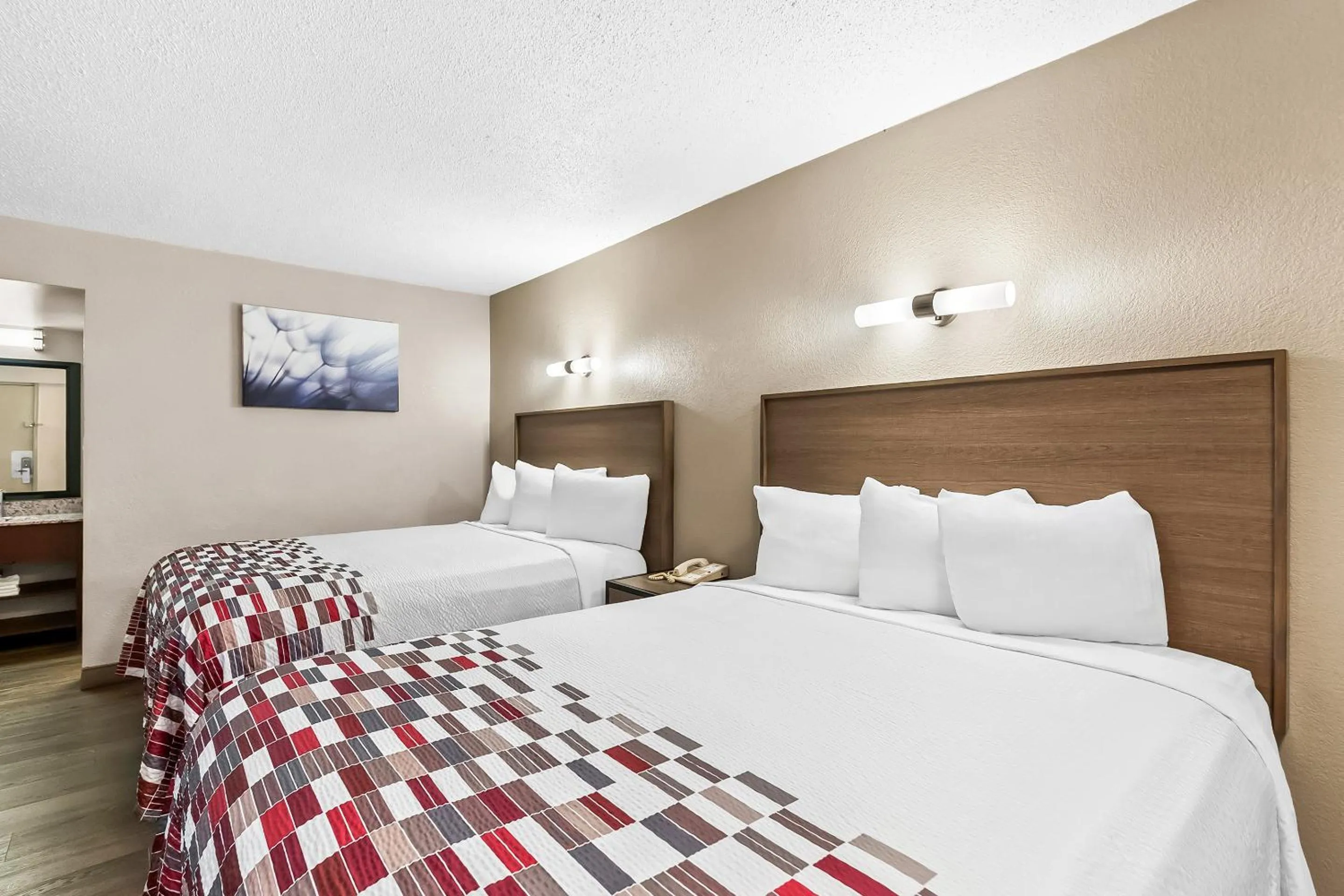 Photo of the whole room, Bed in Red Roof Inn Washington, DC