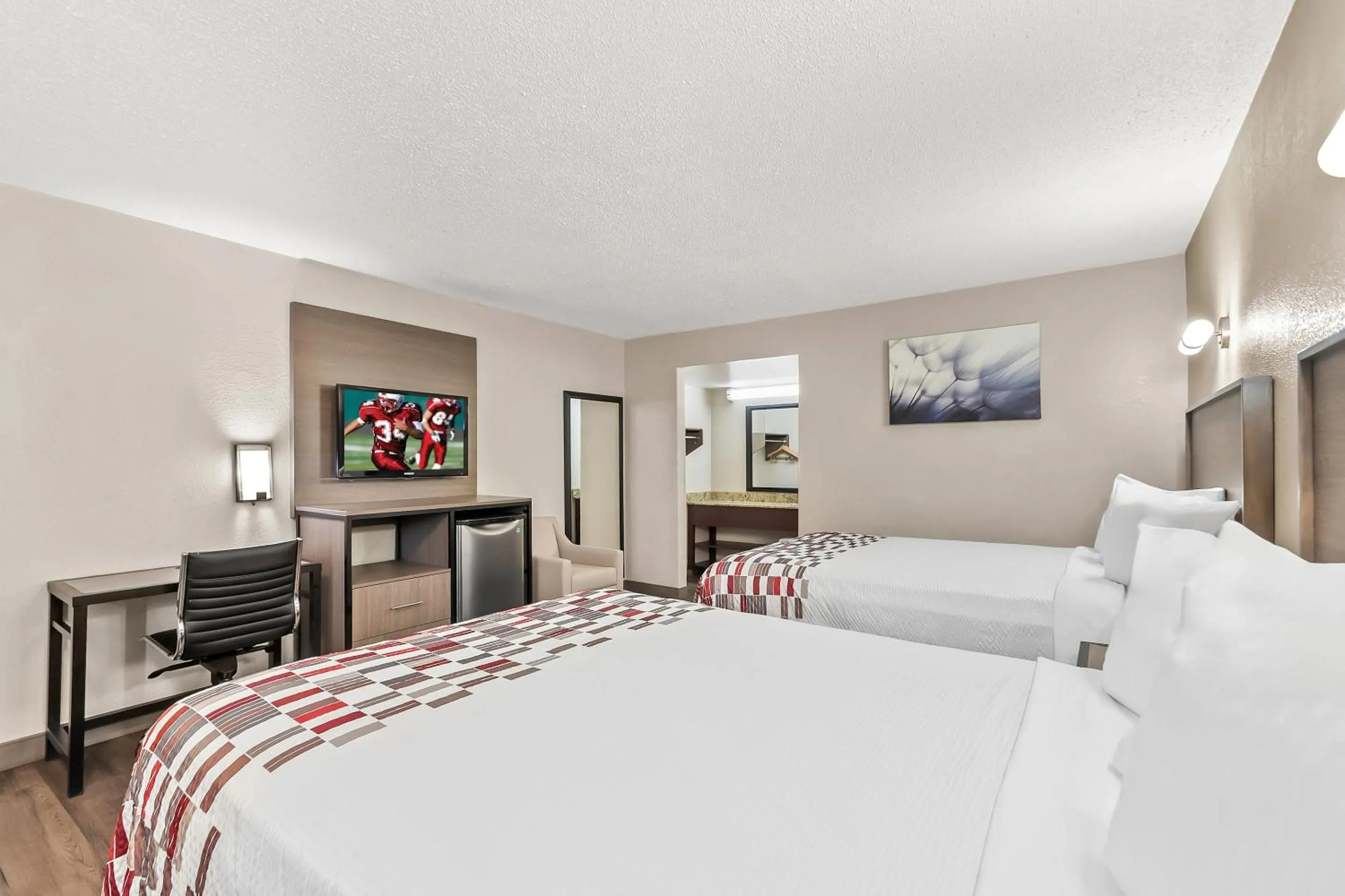 Photo of the whole room, Bed in Red Roof Inn Washington, DC