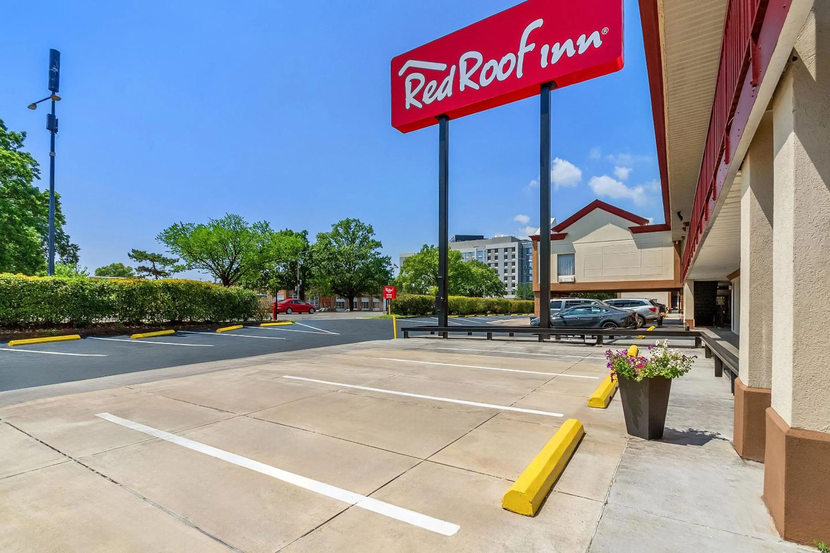 Property building in Red Roof Inn Washington, DC