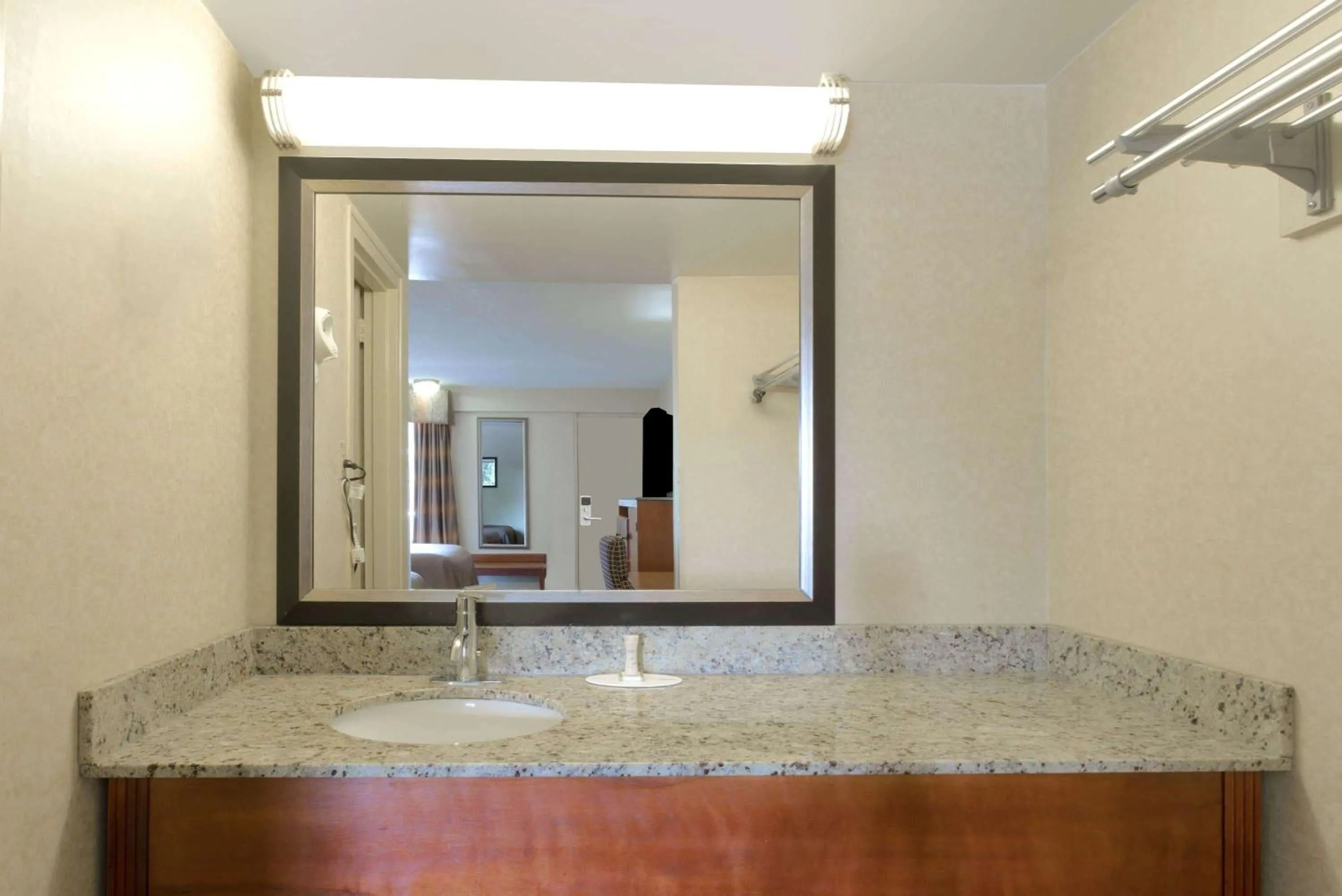 Bathroom in Red Carpet Inn Washington DC