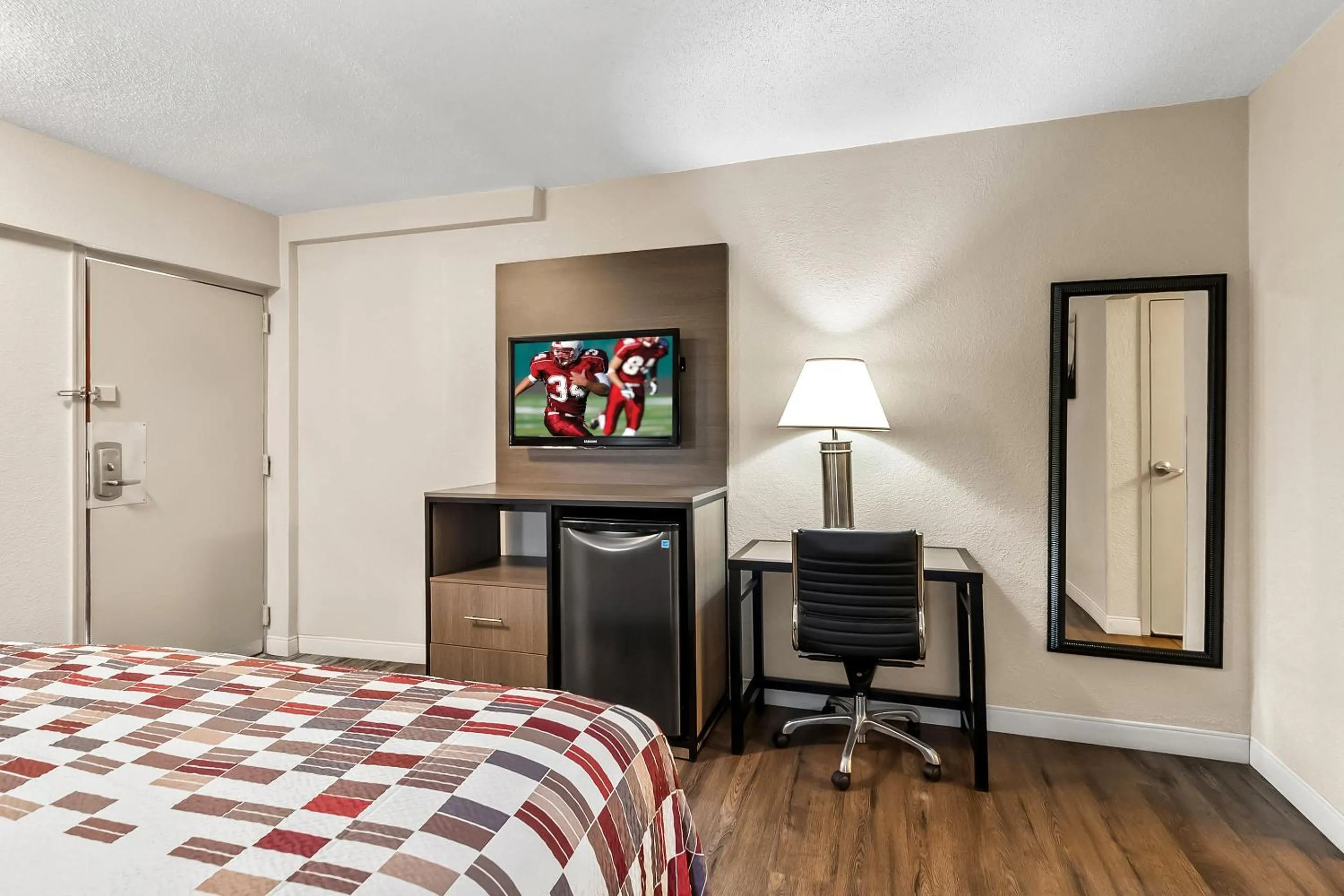 Photo of the whole room, Bed in Red Roof Inn Washington, DC