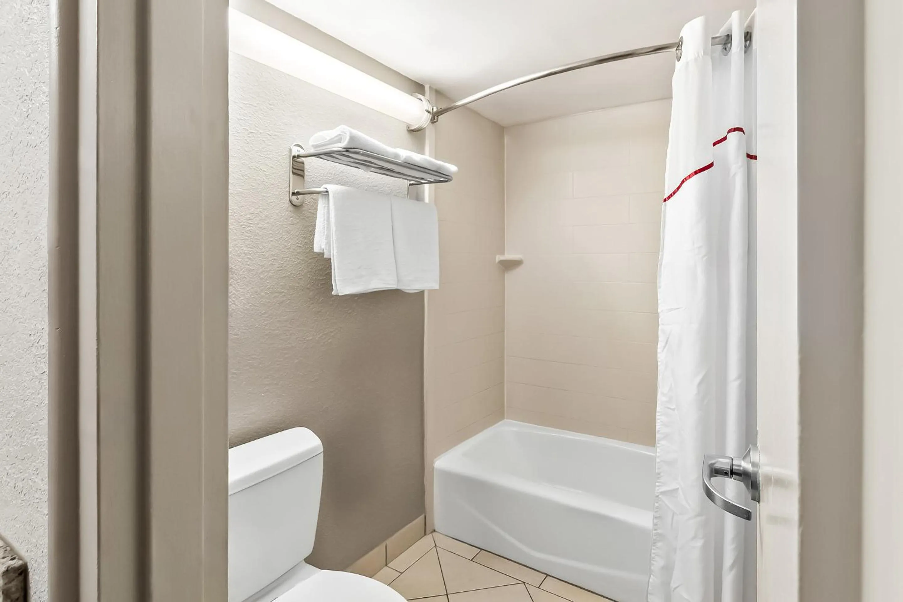 Bathroom in Red Roof Inn Washington, DC