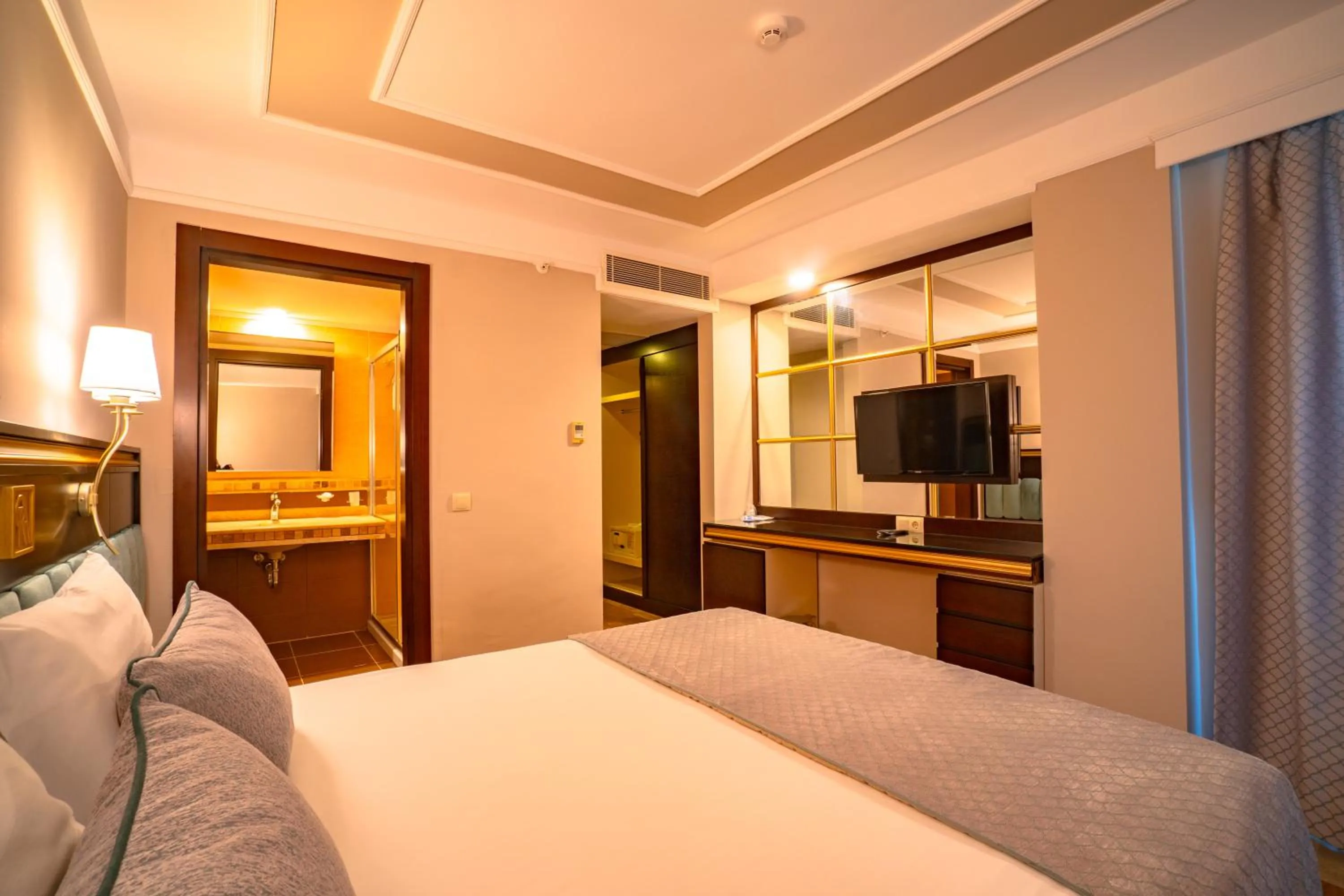 Photo of the whole room, Bed in Royal Atlantis Spa & Resort