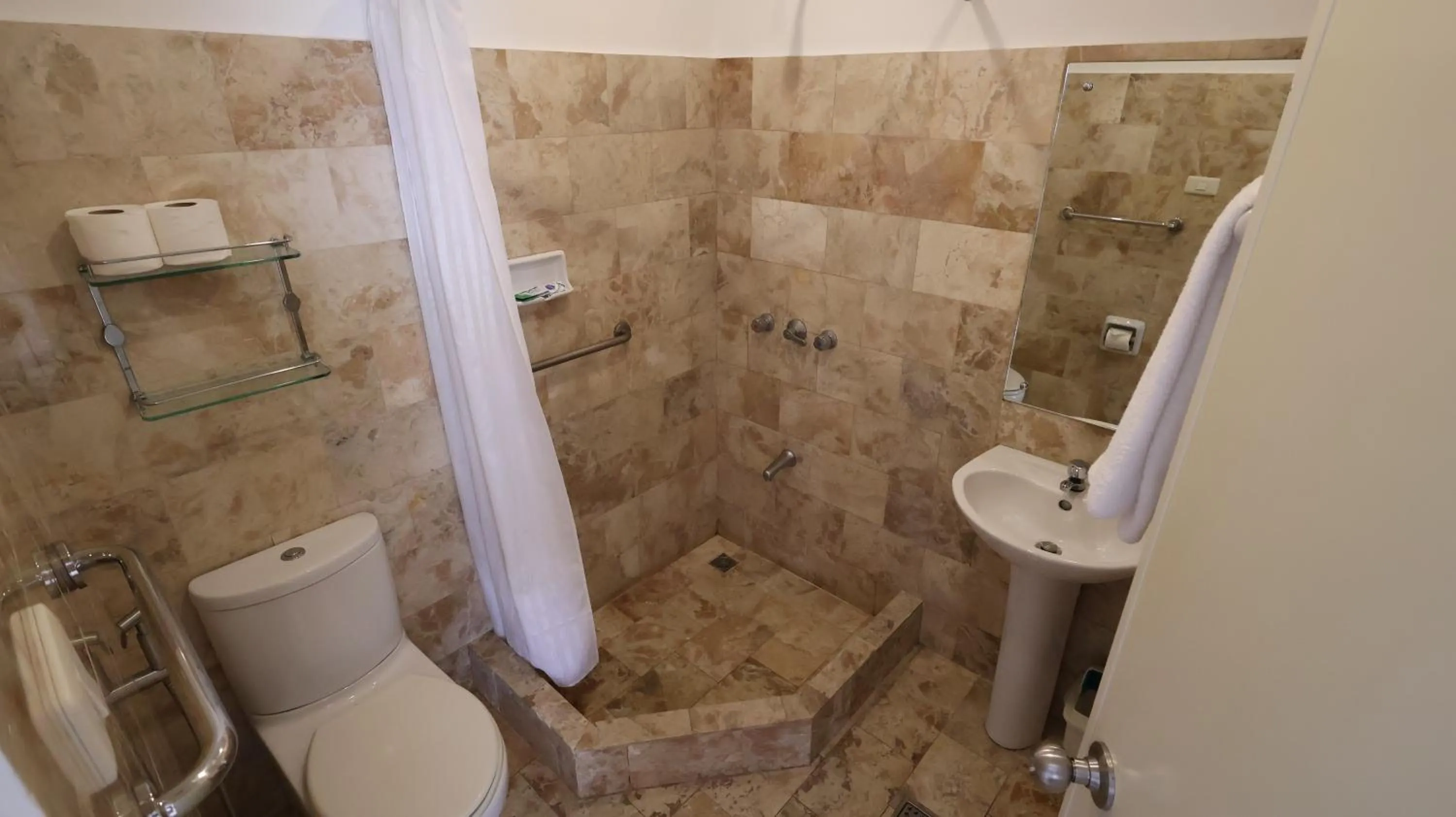 Bathroom in Mermaid Resort and Dive Center