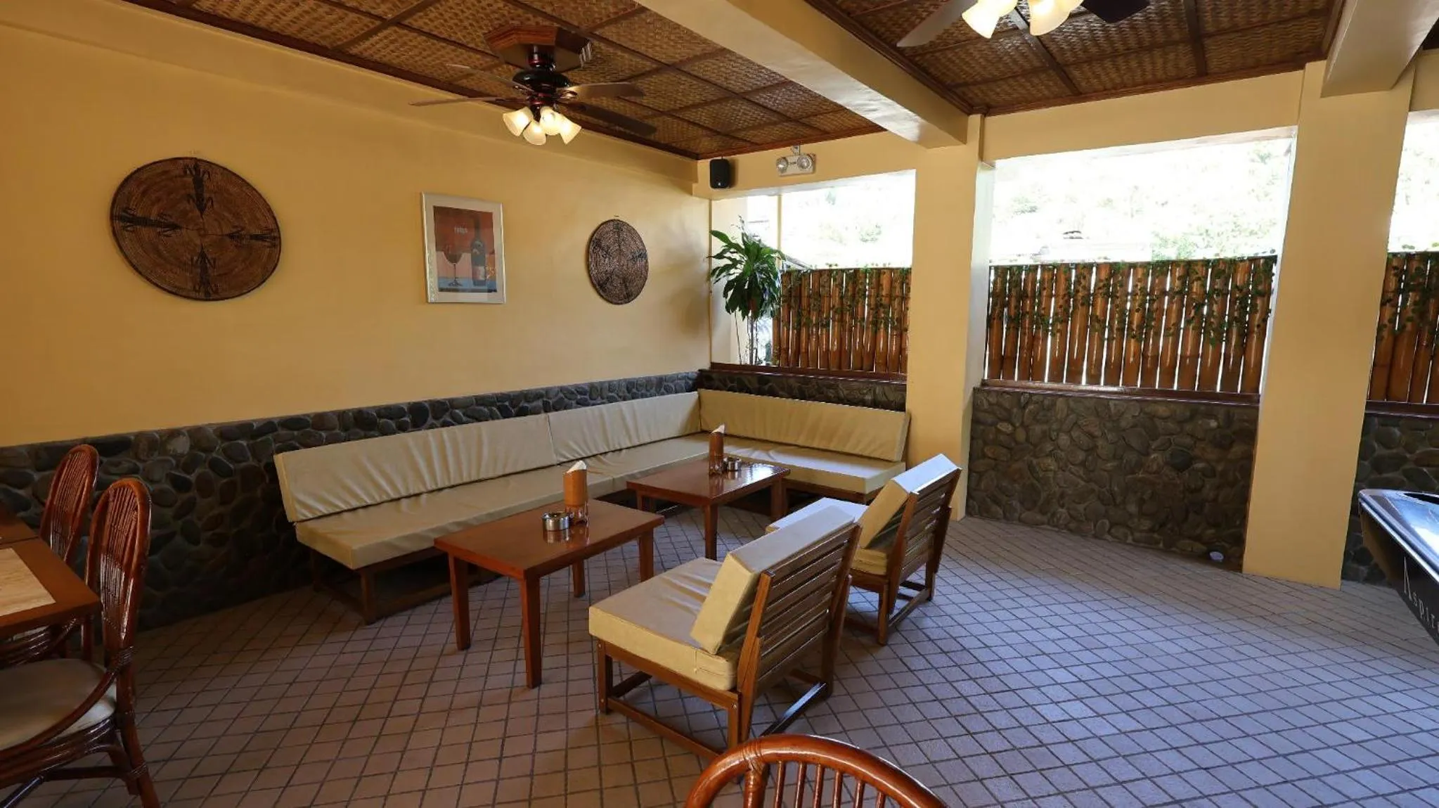 Restaurant/places to eat in Mermaid Resort and Dive Center