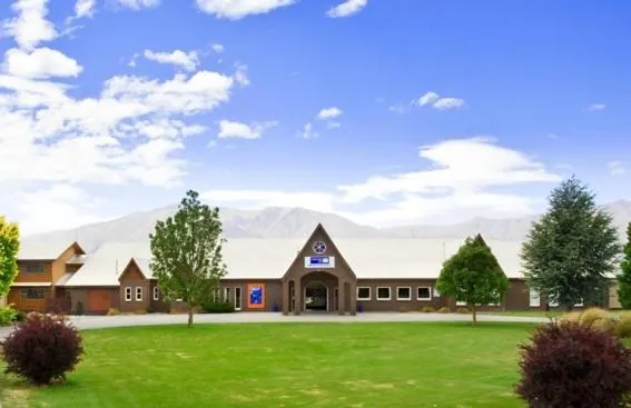 Facade/entrance in Discovery Countrytime Hotel