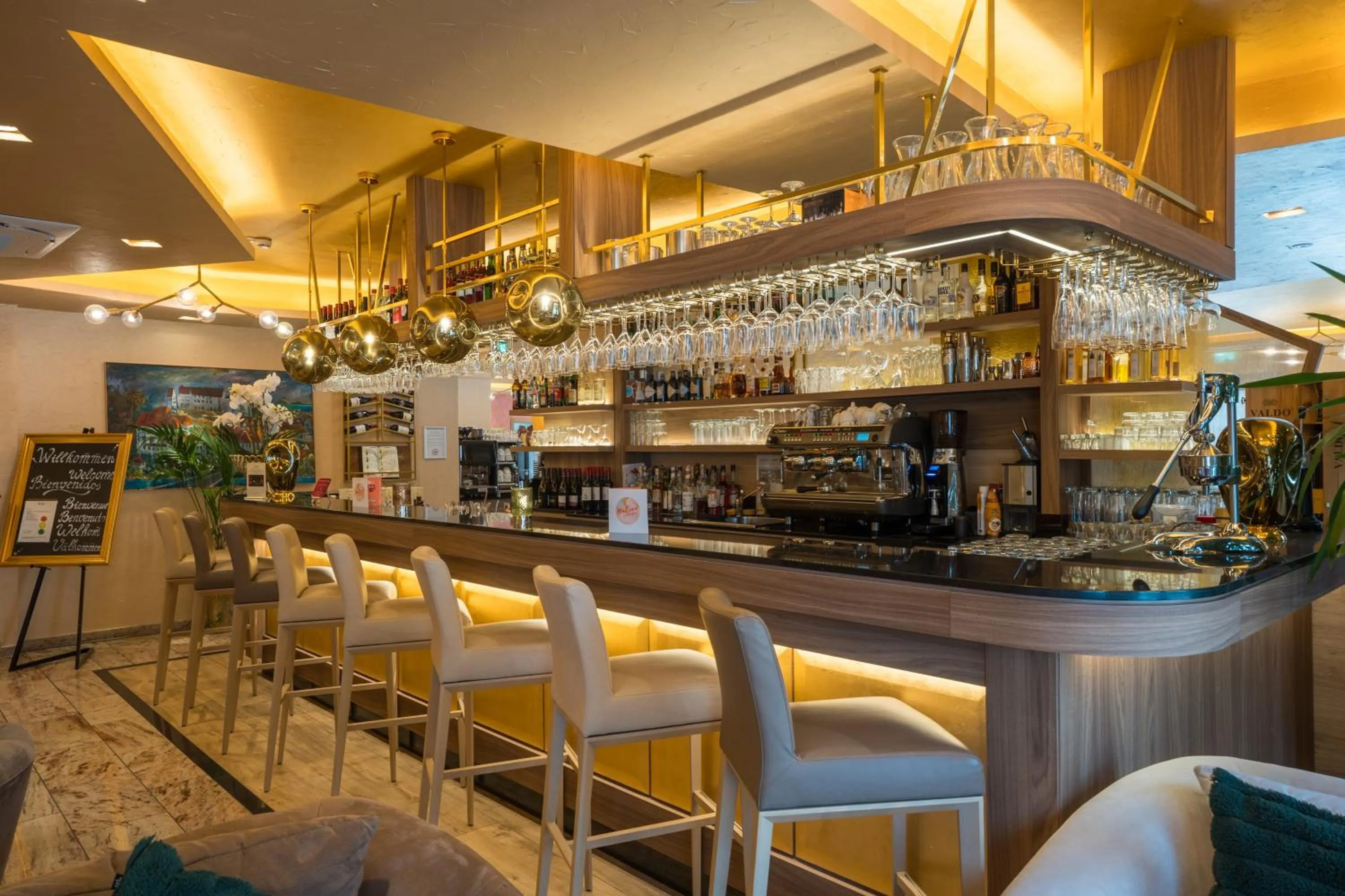 Lounge or bar in Best Western Plus Hotel Füssen