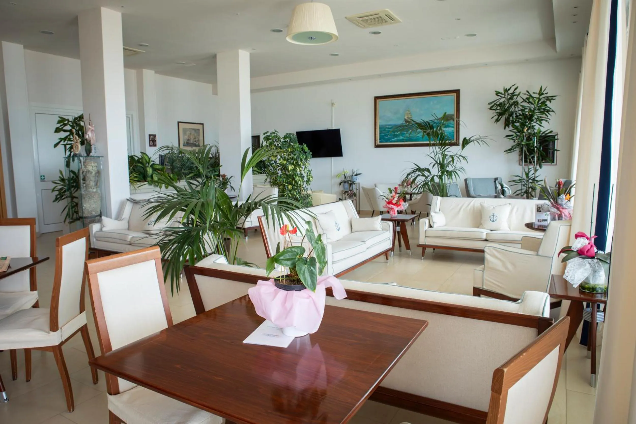 Communal lounge/ TV room in Hotel Parrini