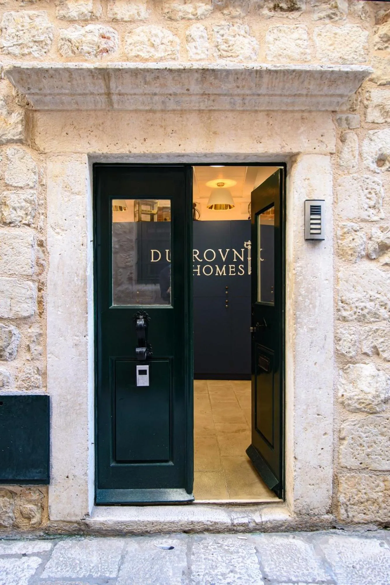 Facade/entrance in ART HOME ARTHUR by DuHomes