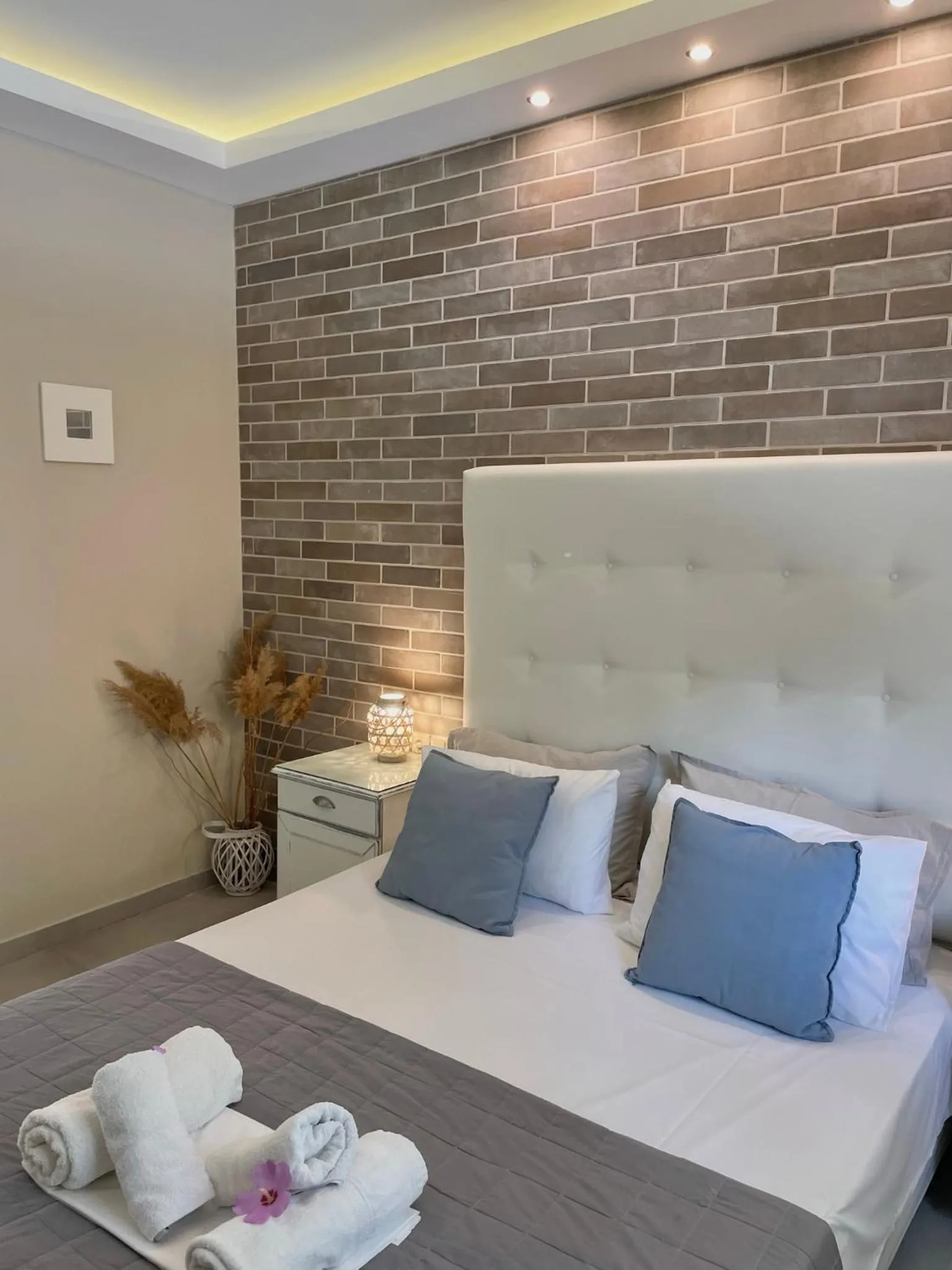 Bed in Aroma Beach Bungalows