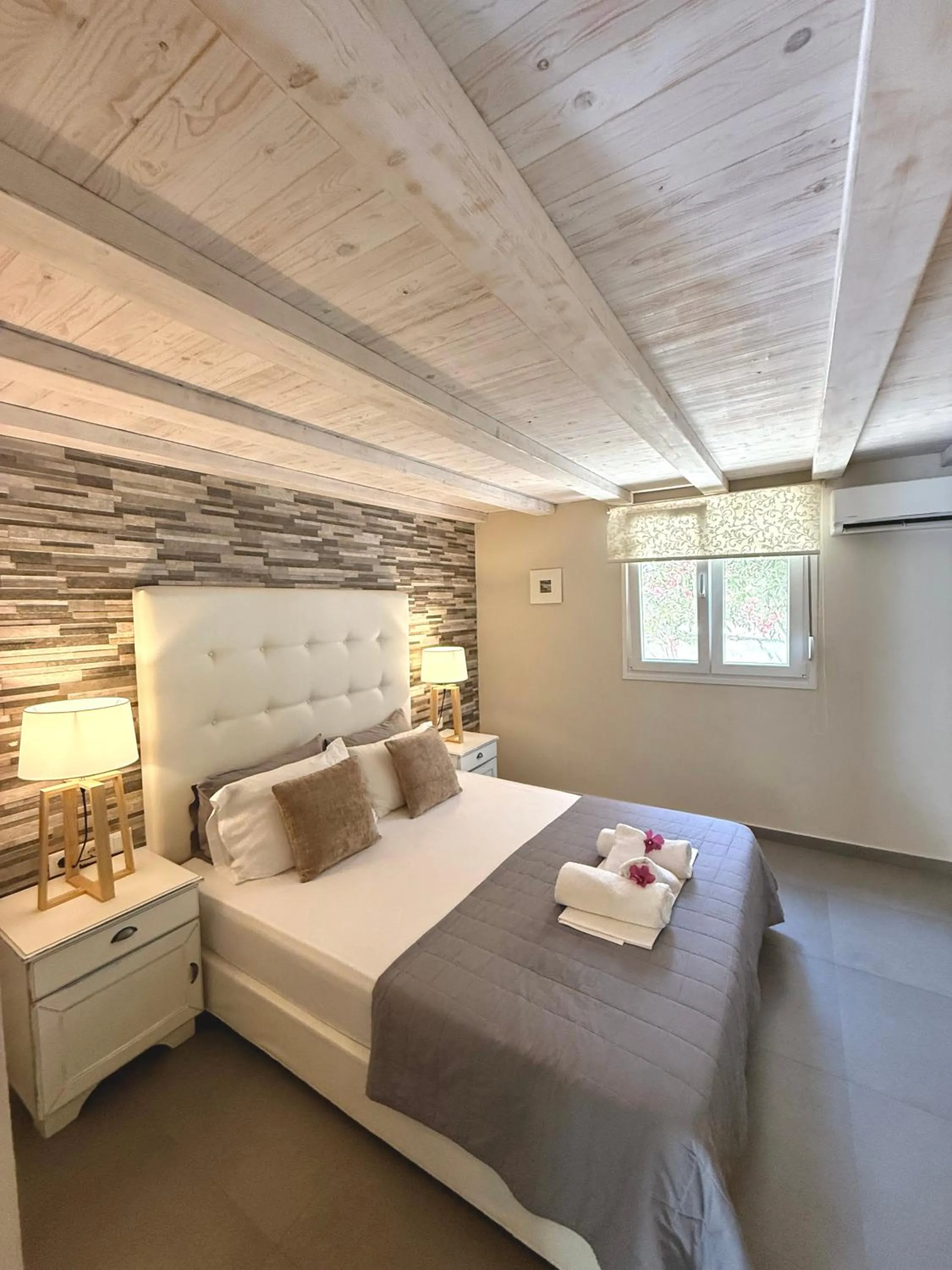Bed in Aroma Beach Bungalows