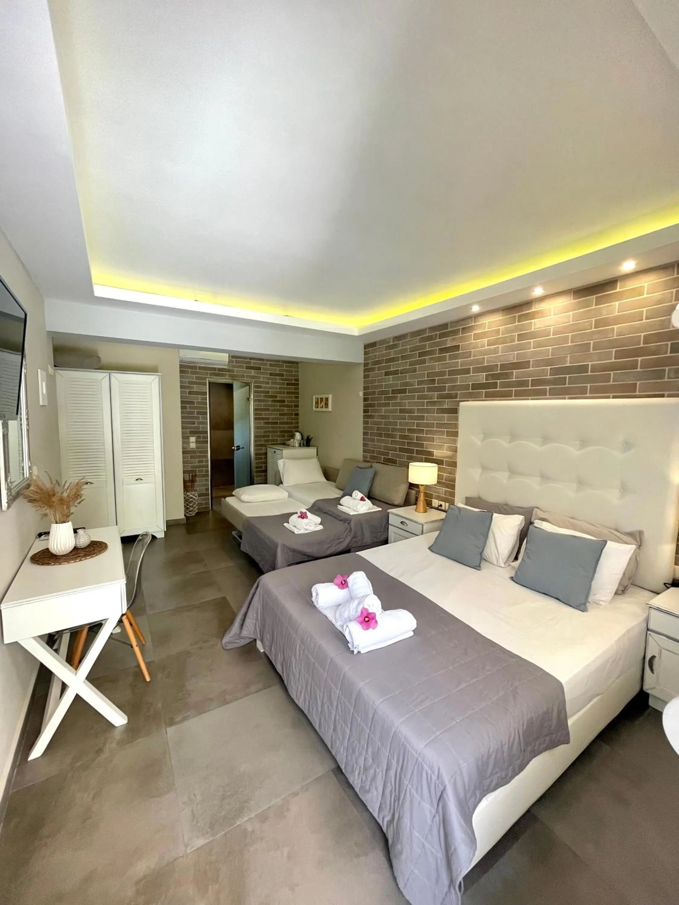 Bed in Aroma Beach Bungalows