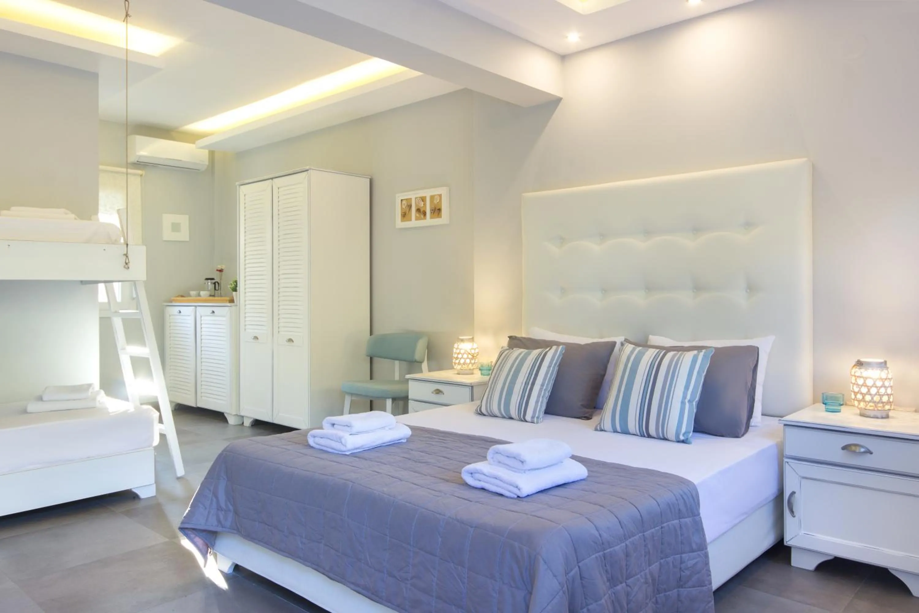Bed in Aroma Beach Bungalows