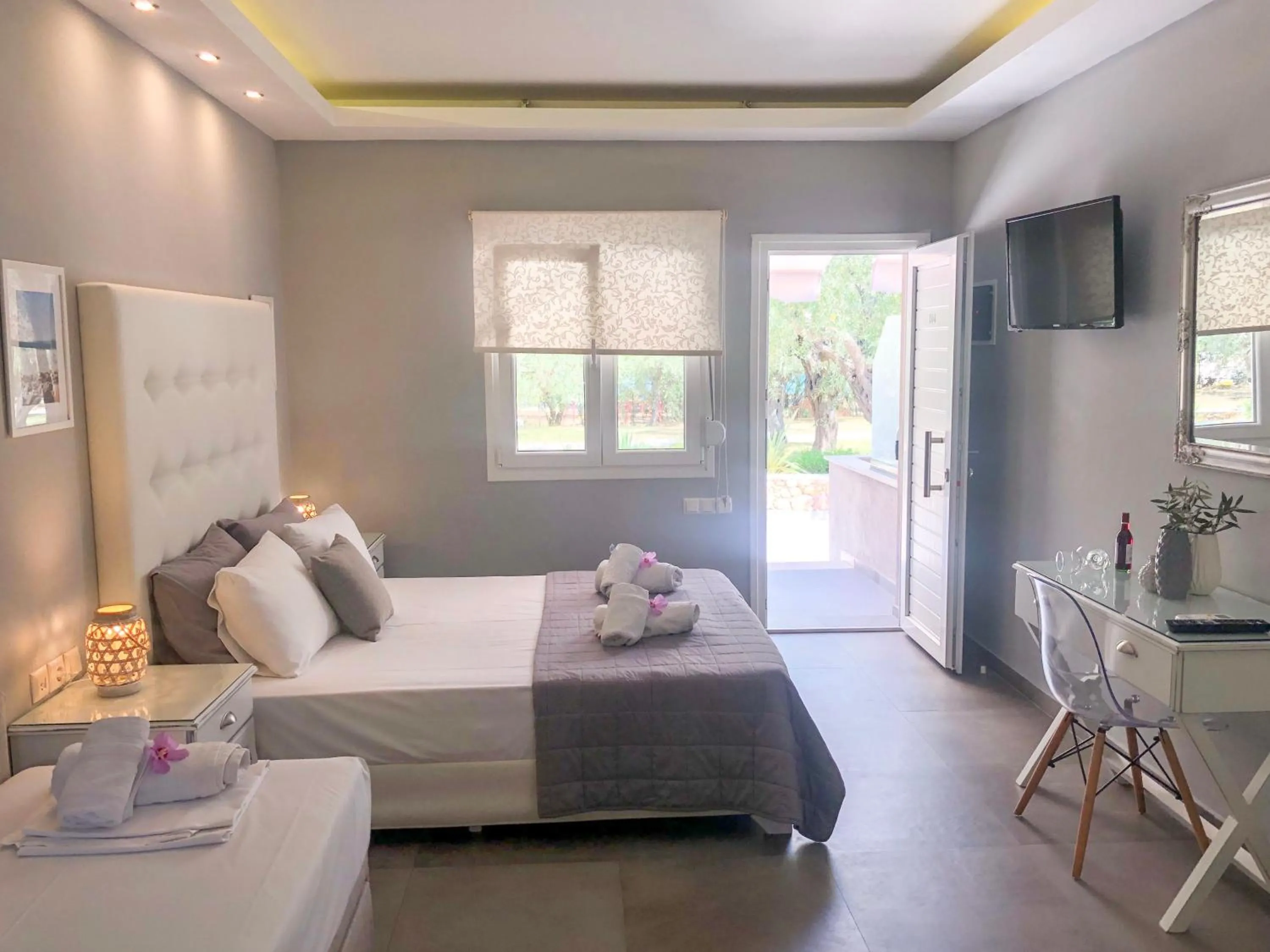 Bed in Aroma Beach Bungalows