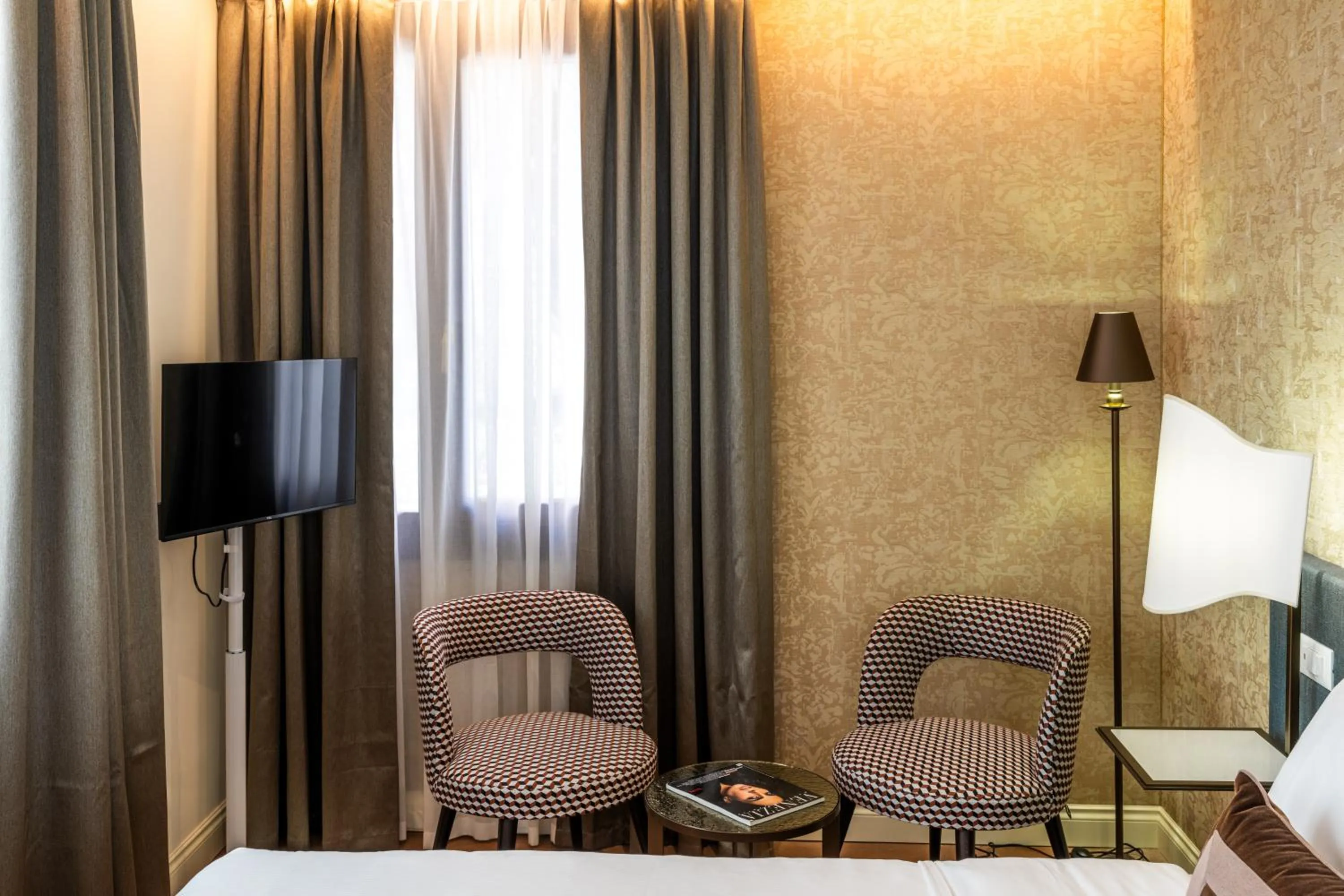 TV and multimedia, Bed in Acca Hotel