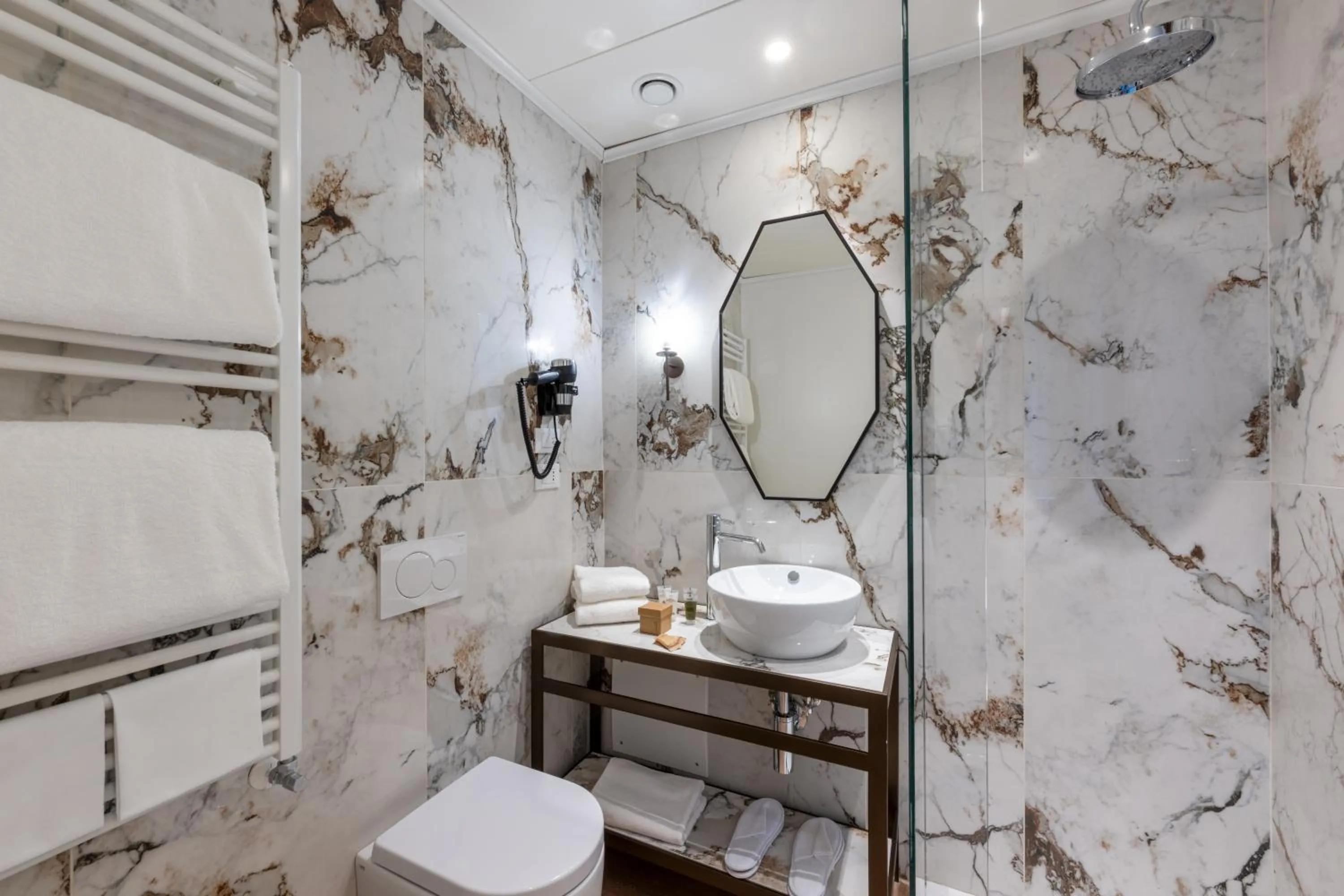 Shower in Acca Hotel