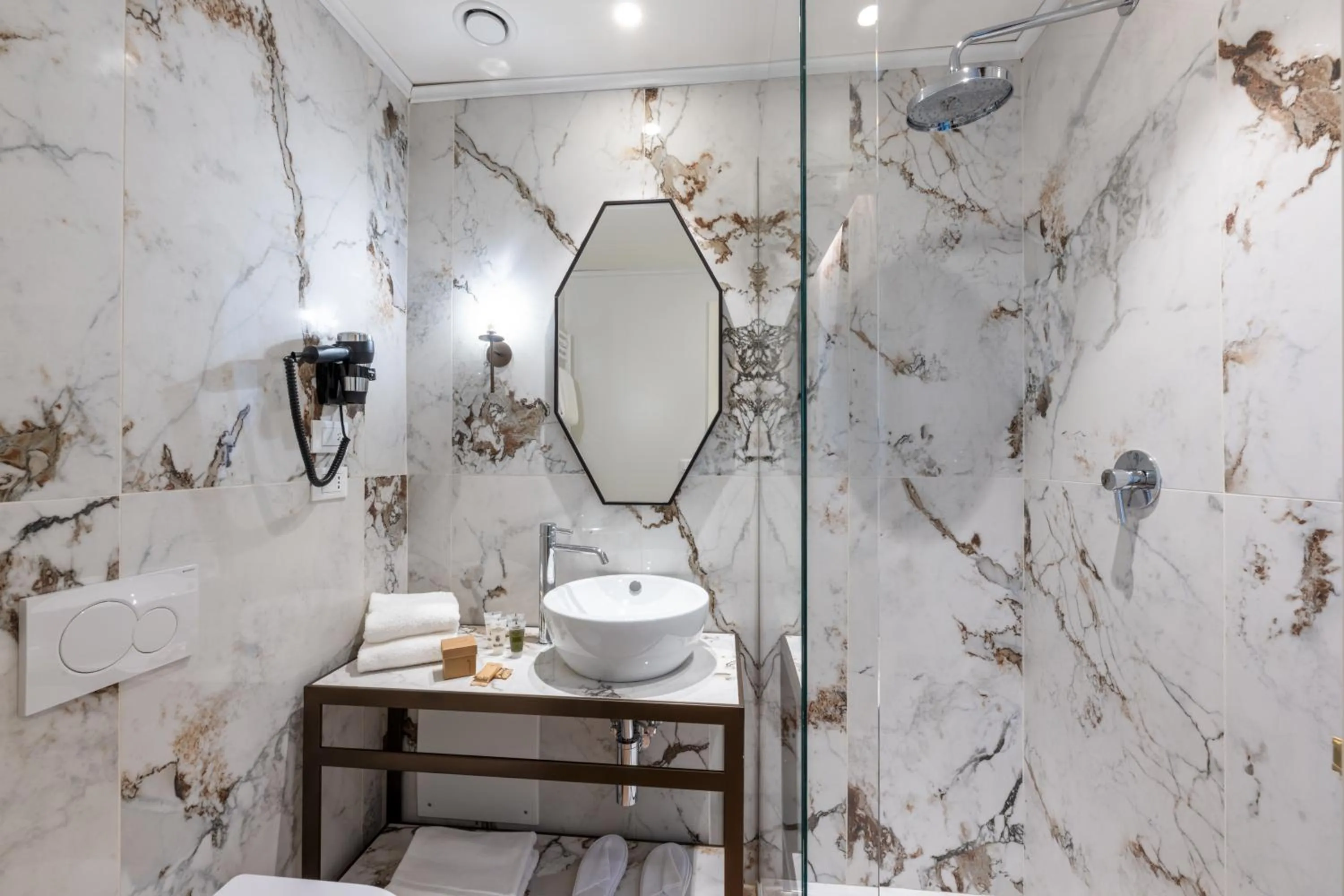 Shower in Acca Hotel