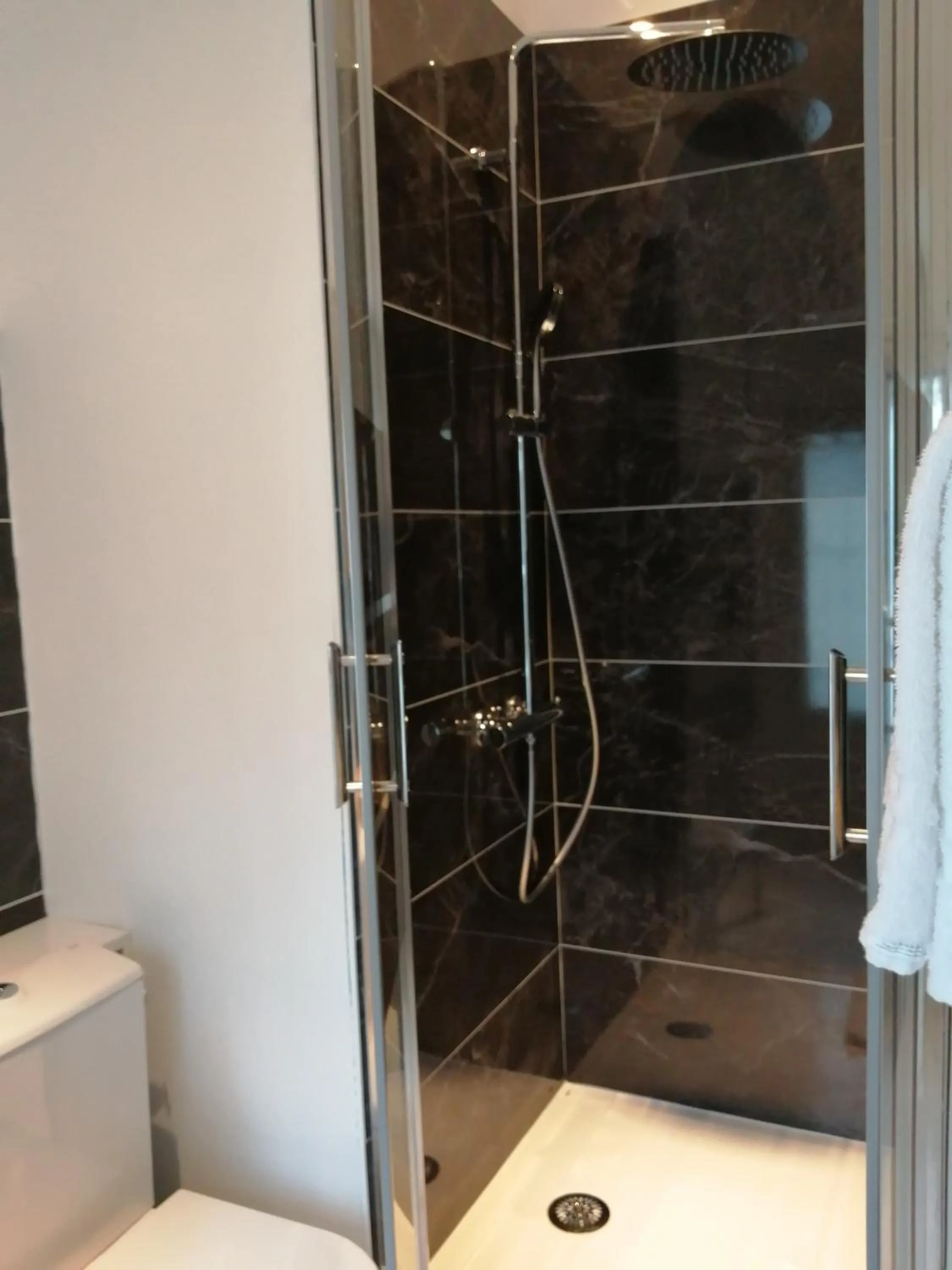 Bathroom in Hotel Du Cygne Tours