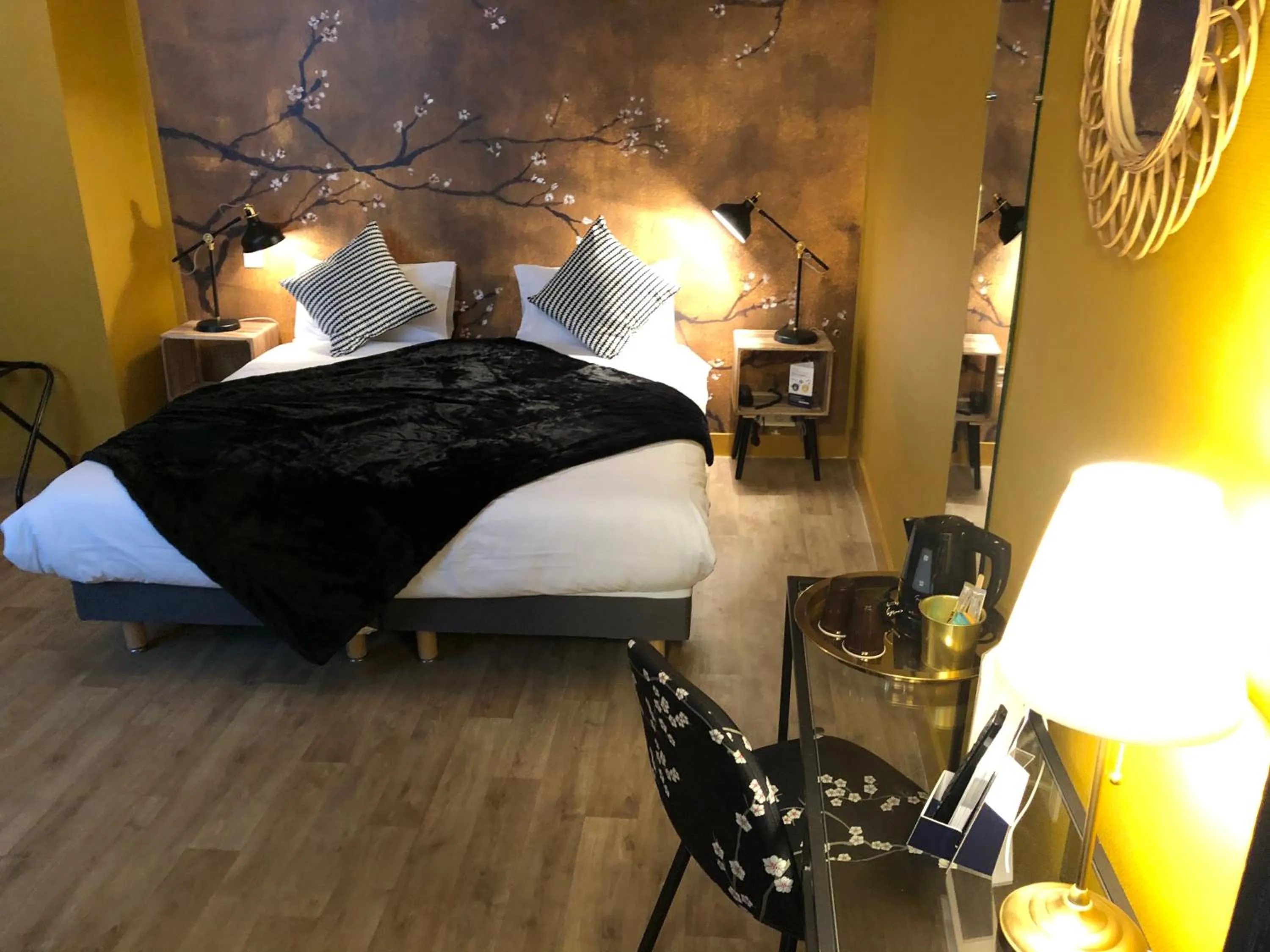 Photo of the whole room, Bed in Hotel Du Cygne Tours