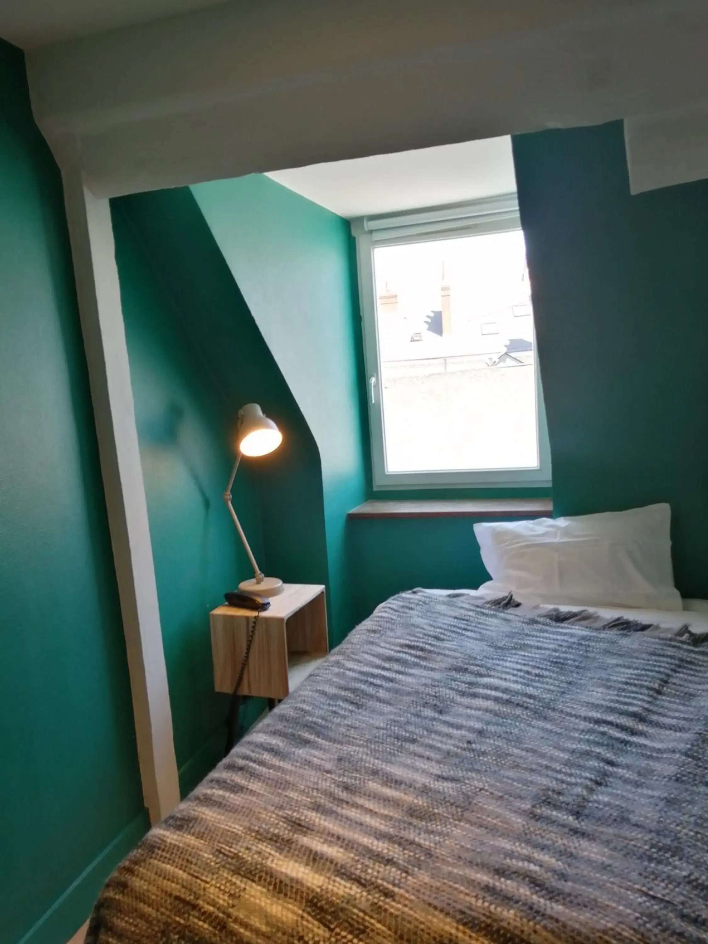 Chambre simple mansardée - Accessible par escaliers in Hotel Du Cygne Tours Chambre simple mansardée - Accessible par escaliers in Hotel Du Cygne Tours