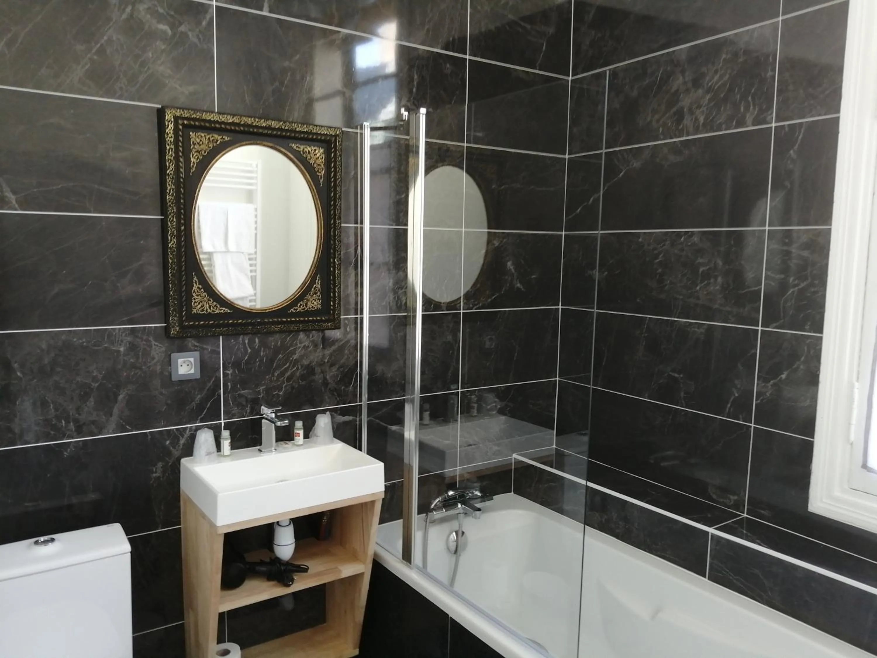 Shower in Hotel Du Cygne Tours