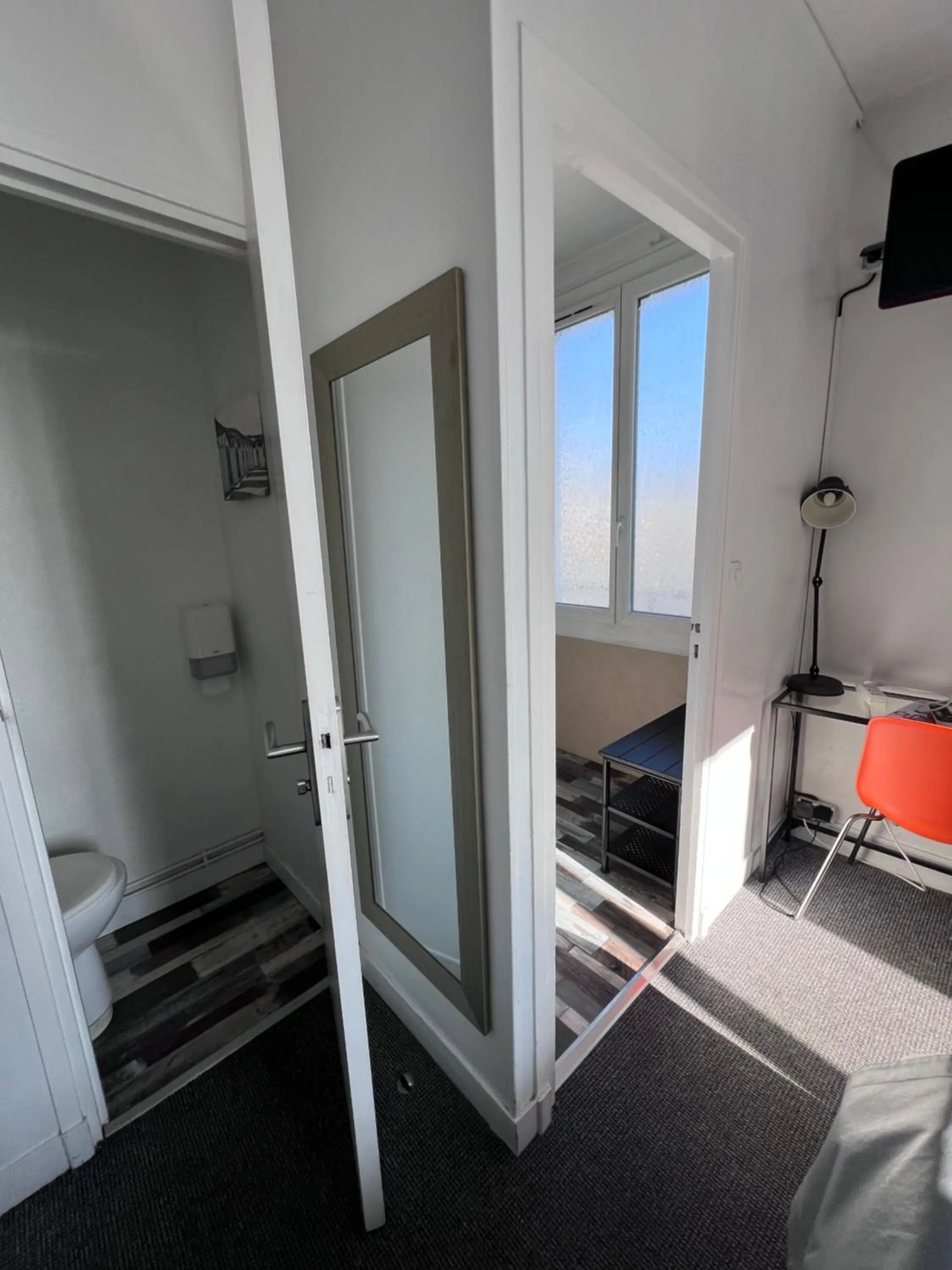 Shower, Bed in Hotel De l'Univers