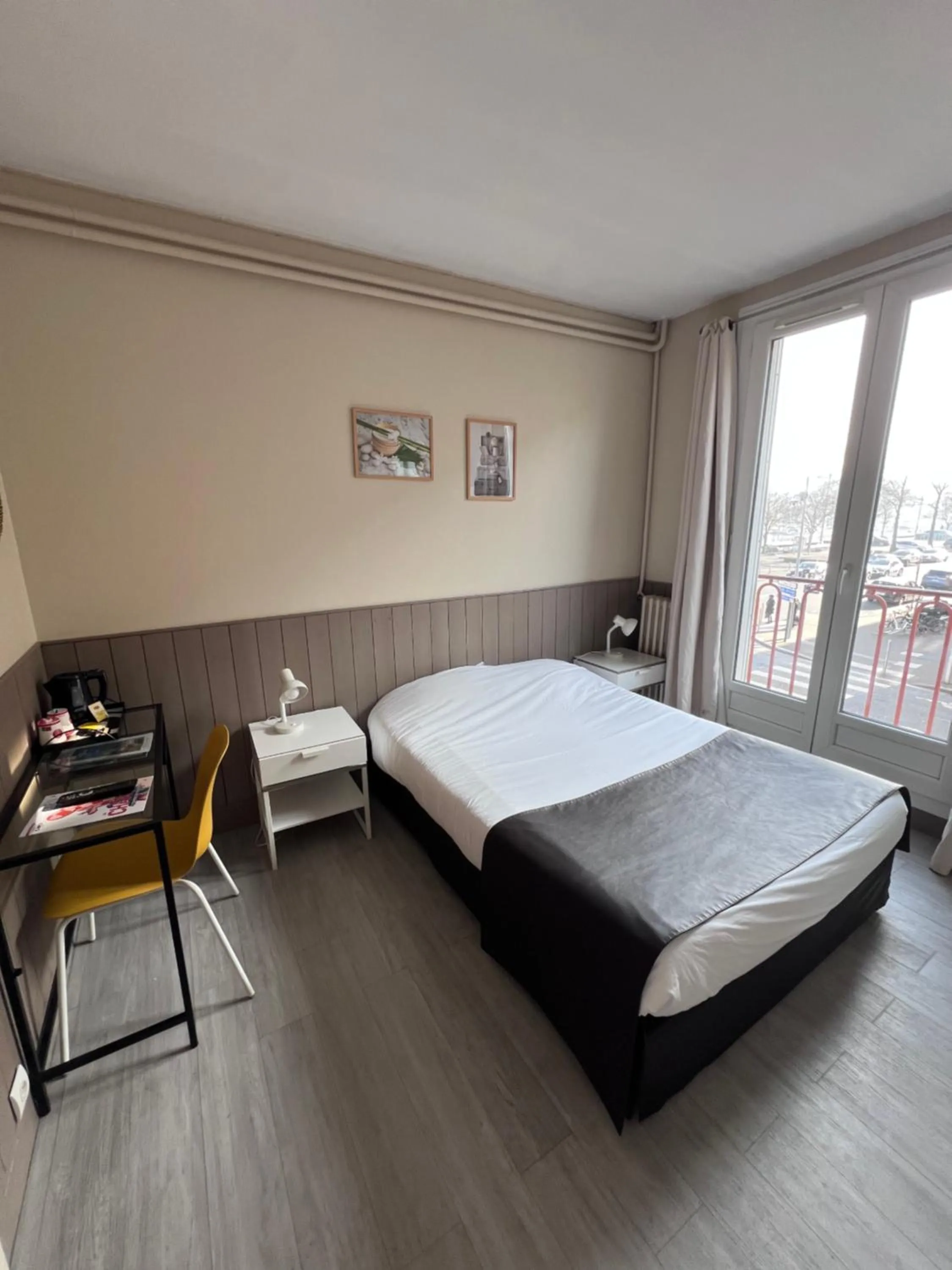 Photo of the whole room, Bed in Hotel De l'Univers