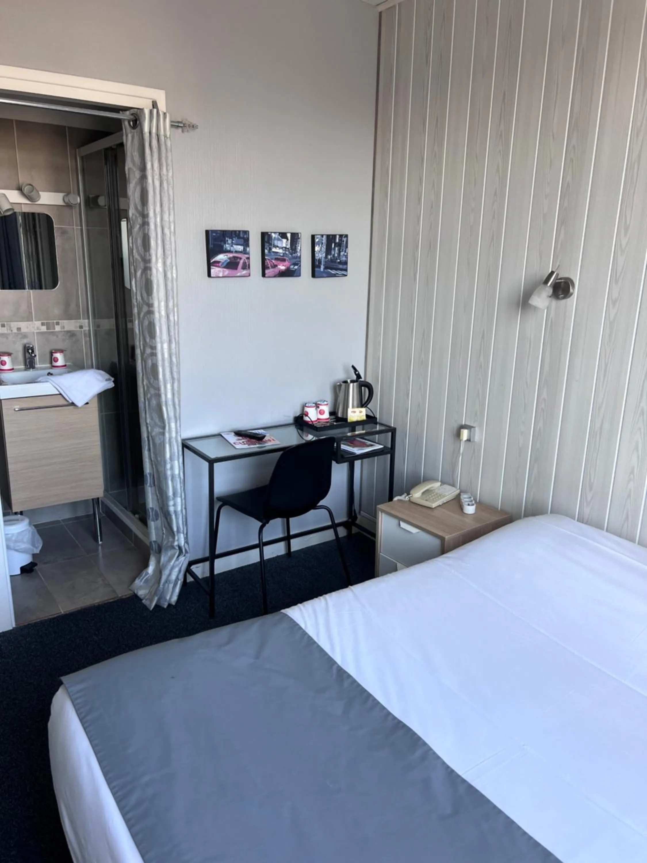 Shower, Bed in Hotel De l'Univers