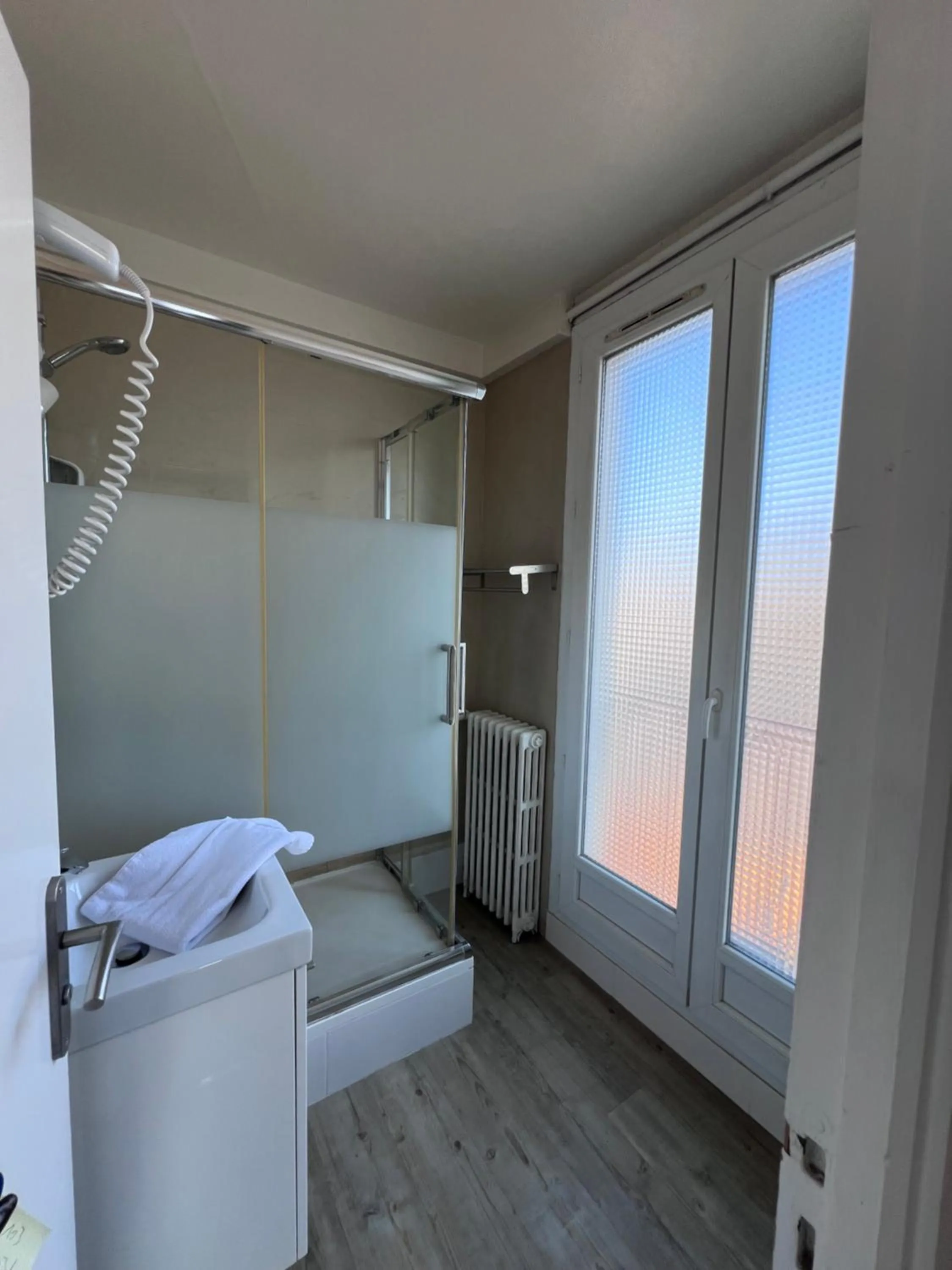 Bathroom, Bed in Hotel De l'Univers